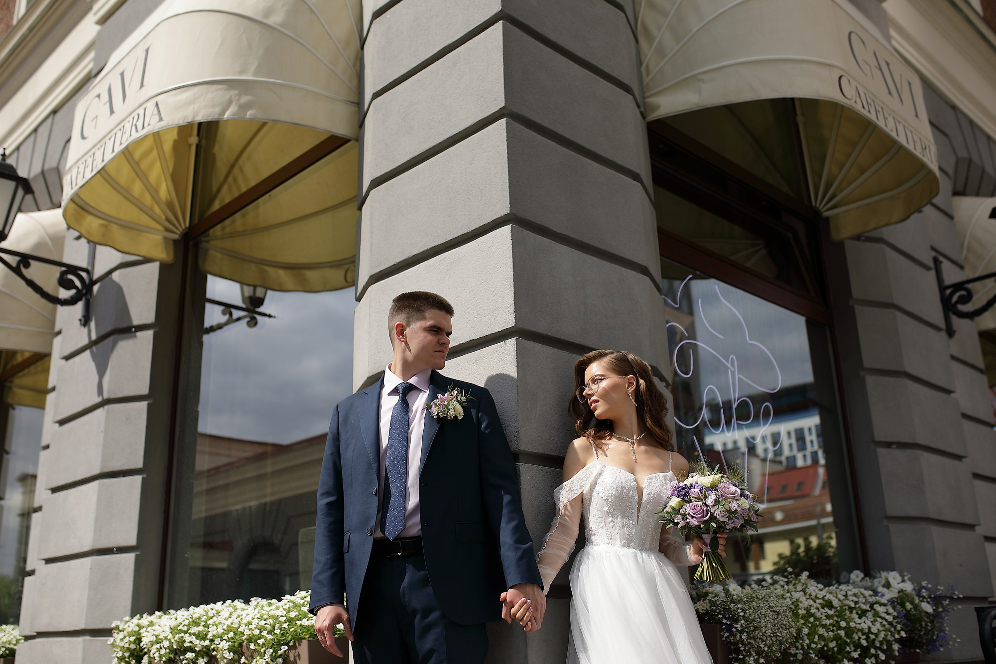 фотосессия жениха и невесты в центре Екатеринбурга возле здания на улице Горького