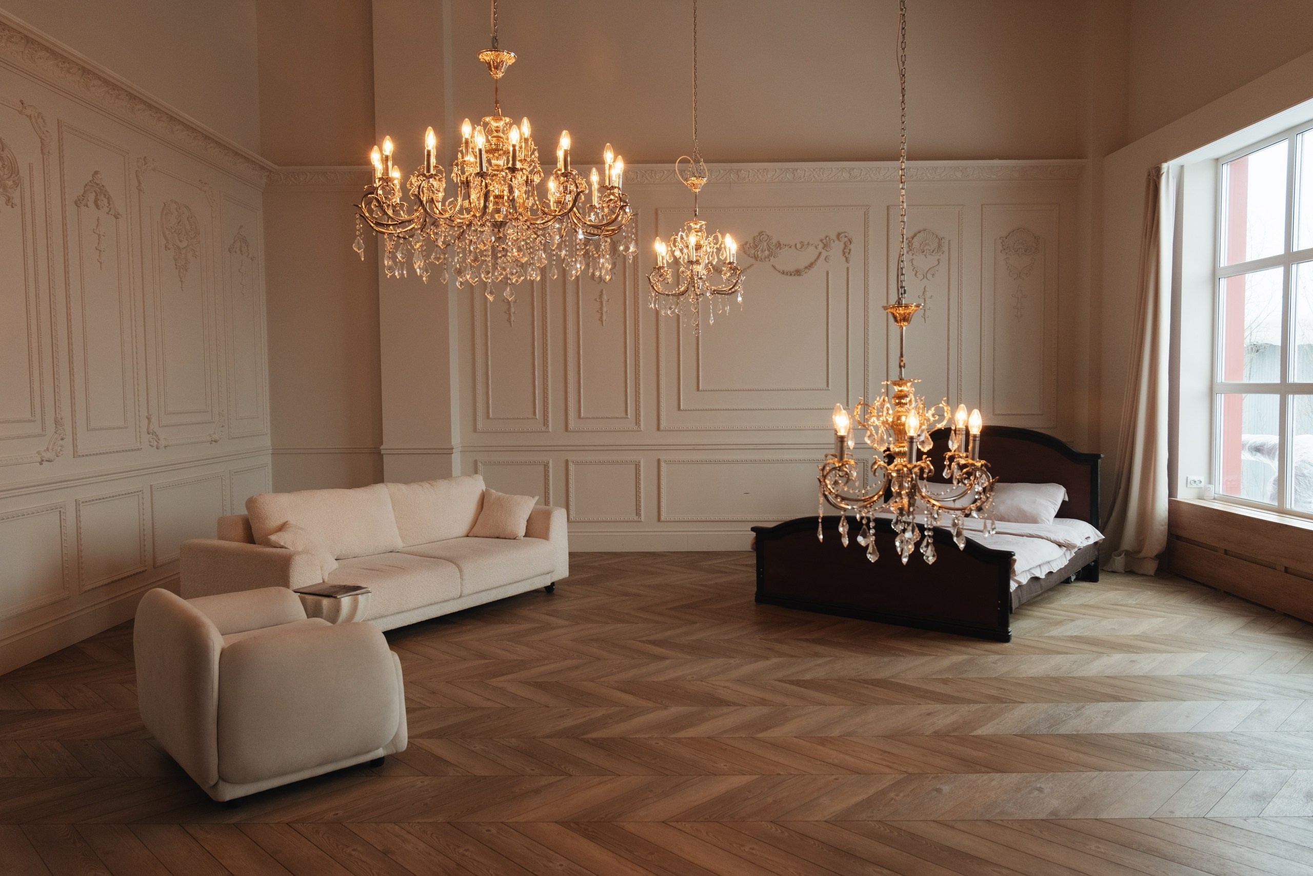 Интерьер зала фотостудии CIRCLE 2.0, выполненный в стиле минимализма с высокими потолками, большими окнами и профессиональным осветительным оборудованием. Пространство идеально подходит для фотосессий различного формата.