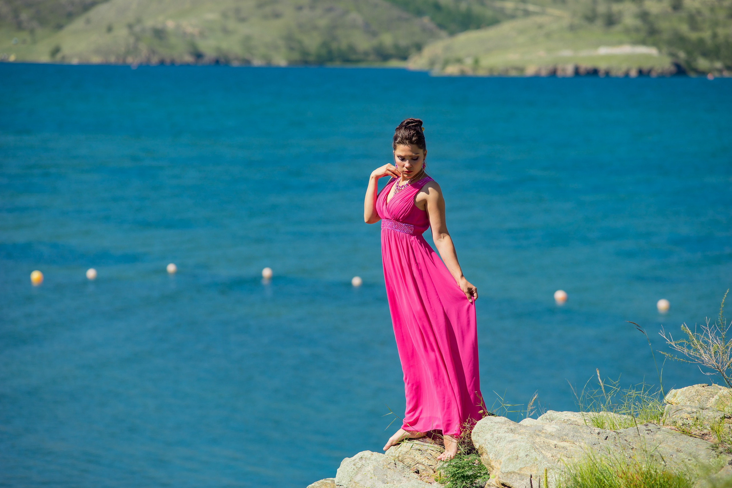 Девушка в шифоновом платье фуксия малиновое с длинными волосами. Ольга Ли свадебный семейный фотограф Иркутск