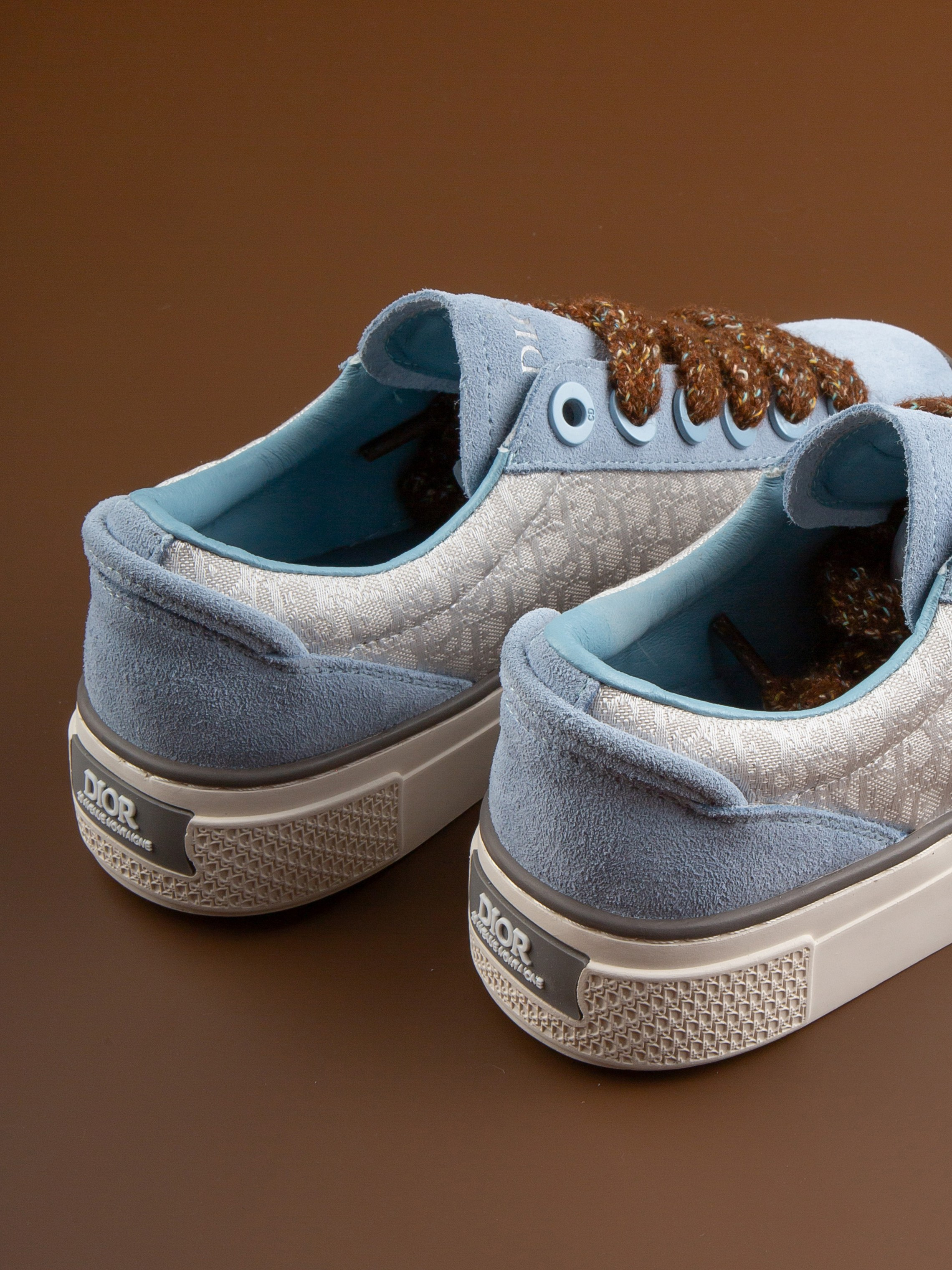 Обувь на цветных фонах. Фотограф Мария Кольцова