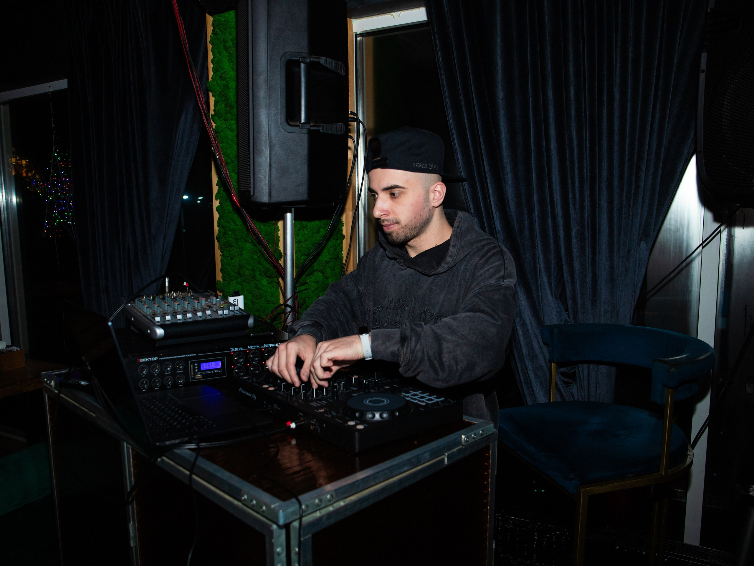 Репортажка из кальян-бара. Свадебный и семейный фотограф в Москве Мила Широких