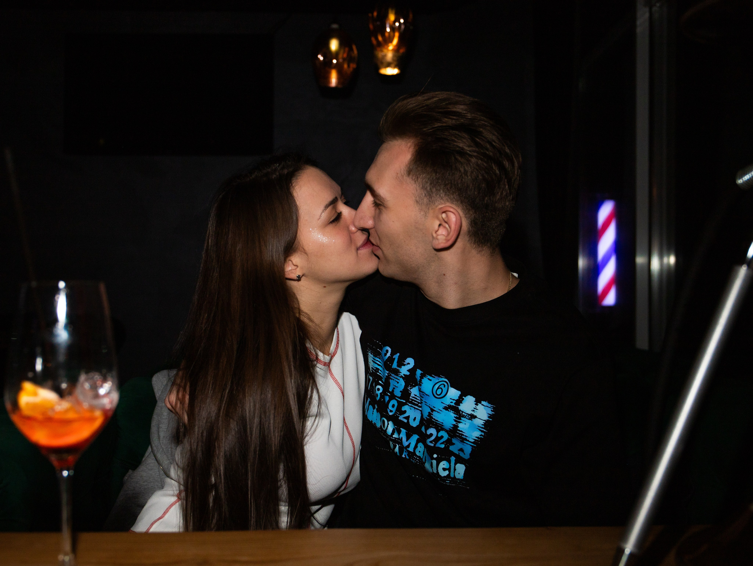 Репортажка из кальян-бара. Свадебный и семейный фотограф в Москве Мила Широких