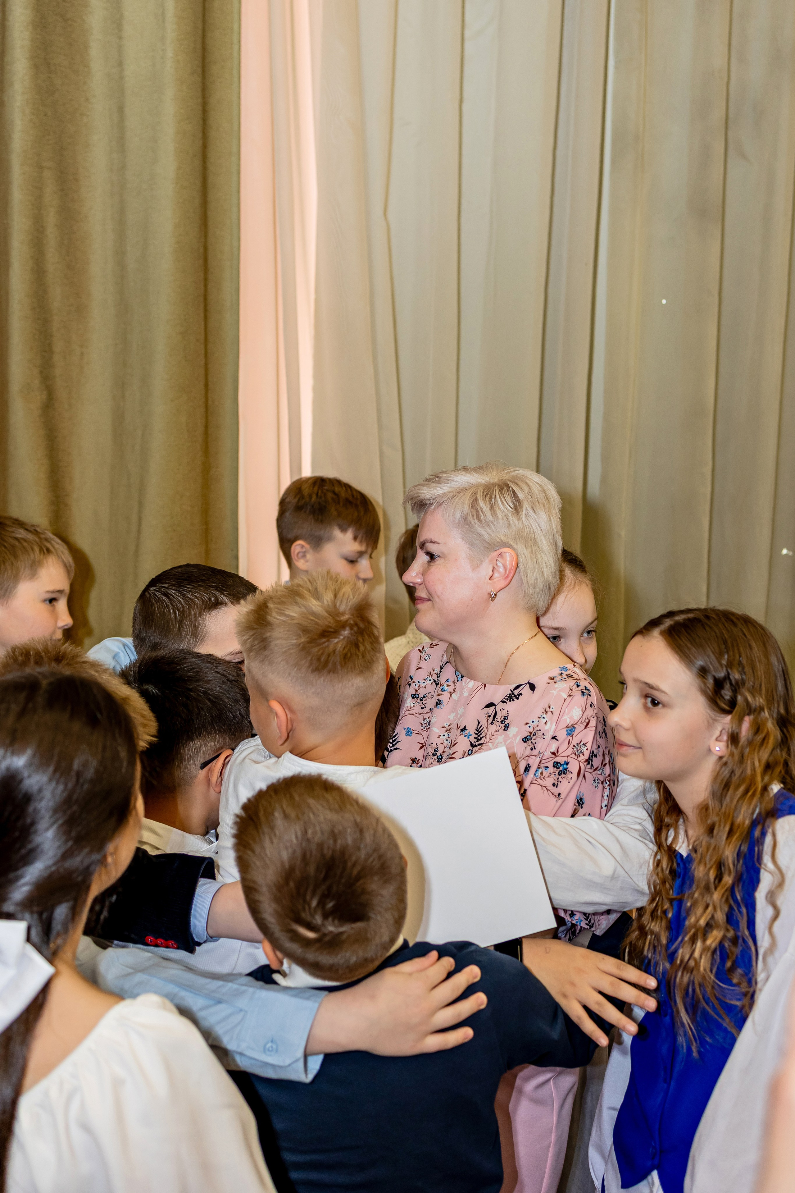 Выпускной праздник в начальной школе. Фотограф и видеограф Москва. Свадебный фотограф, видеограф. Выпускные альбомы. Оживающие альбомы