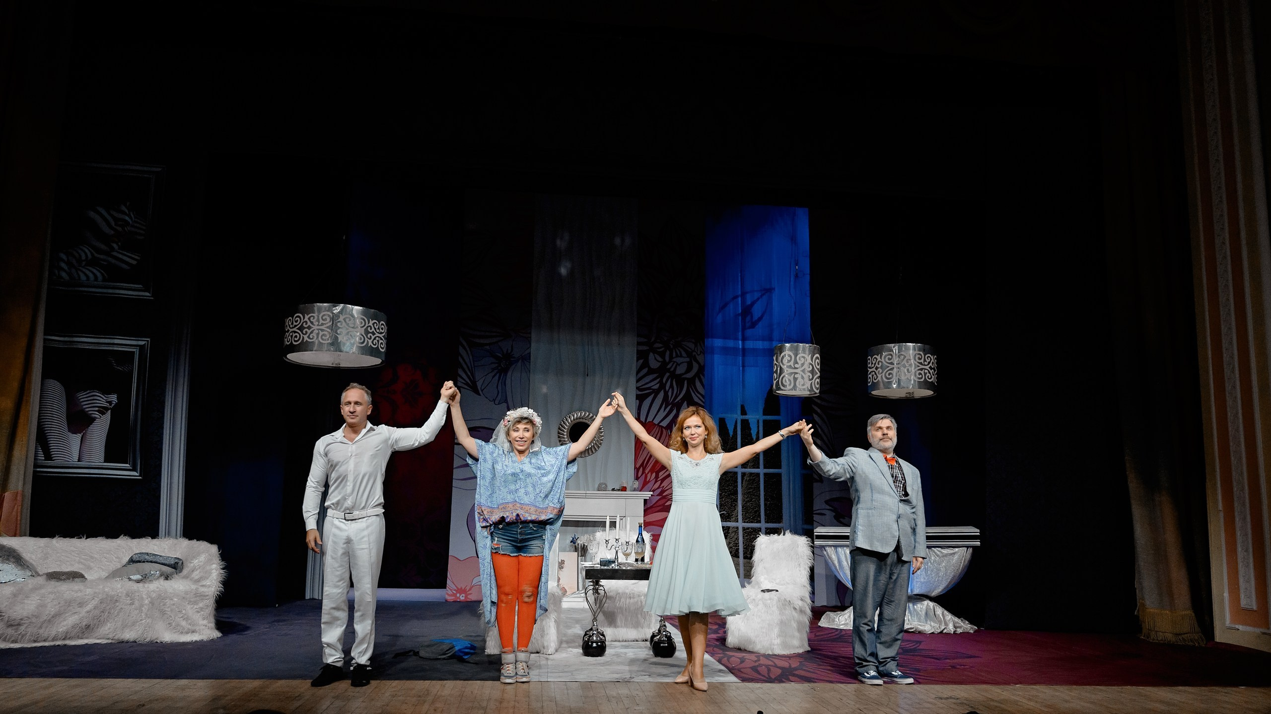 Спектакль «Мужчина с доставкой на дом».  Актёры: Елена Воробей Дмитрий Миллер/Оскар Кучера Михаил Полицеймако/Джемал Тетруашвили Елена Захарова/ Анна Невская / Наталия Власова Режиссёр: Нина Чусова