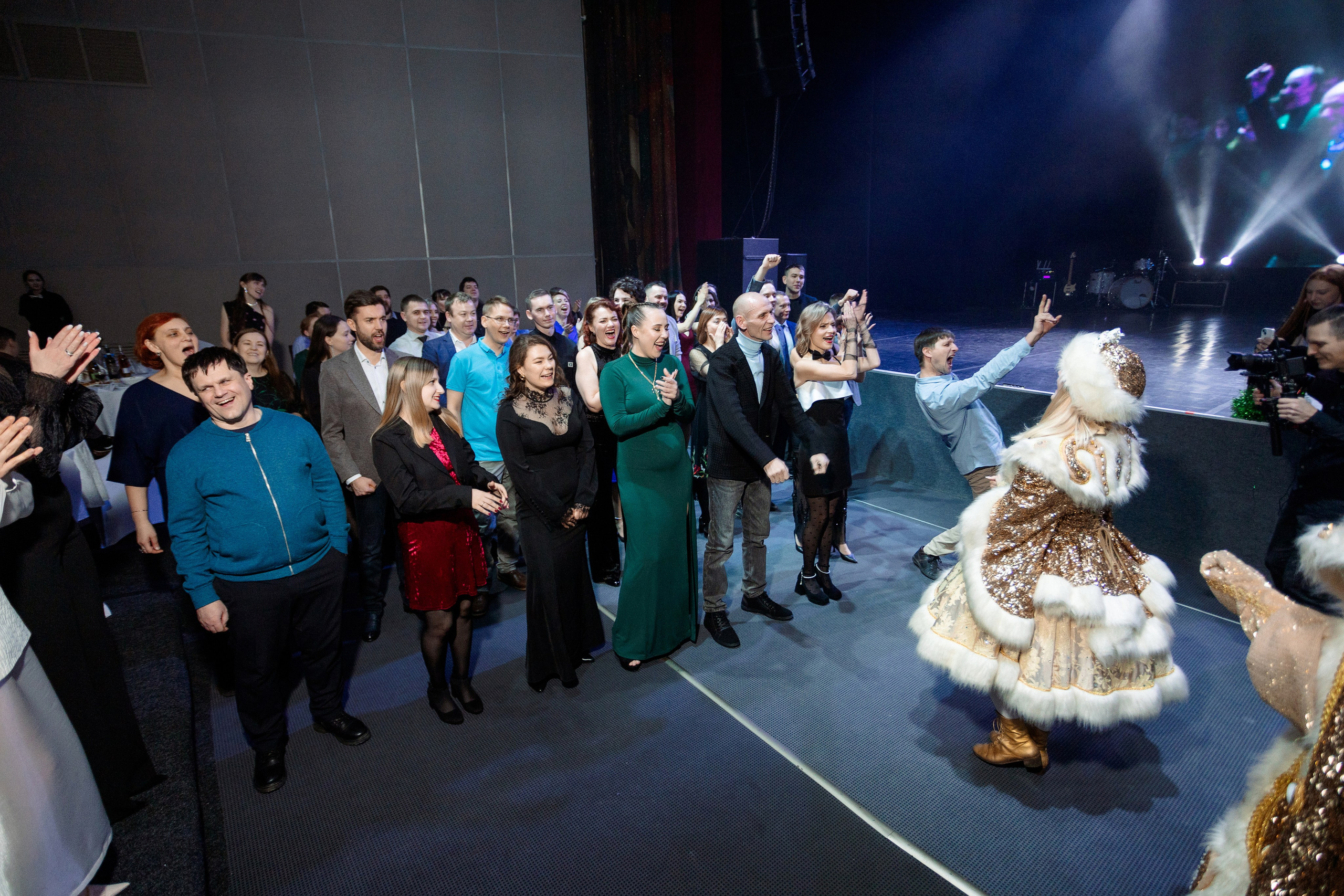 РЕПОРТАЖ: НОВЫЙ ГОД В ДК МЕТАЛЛУРГ. Профессиональный фотограф в Ижевске Леша Петров