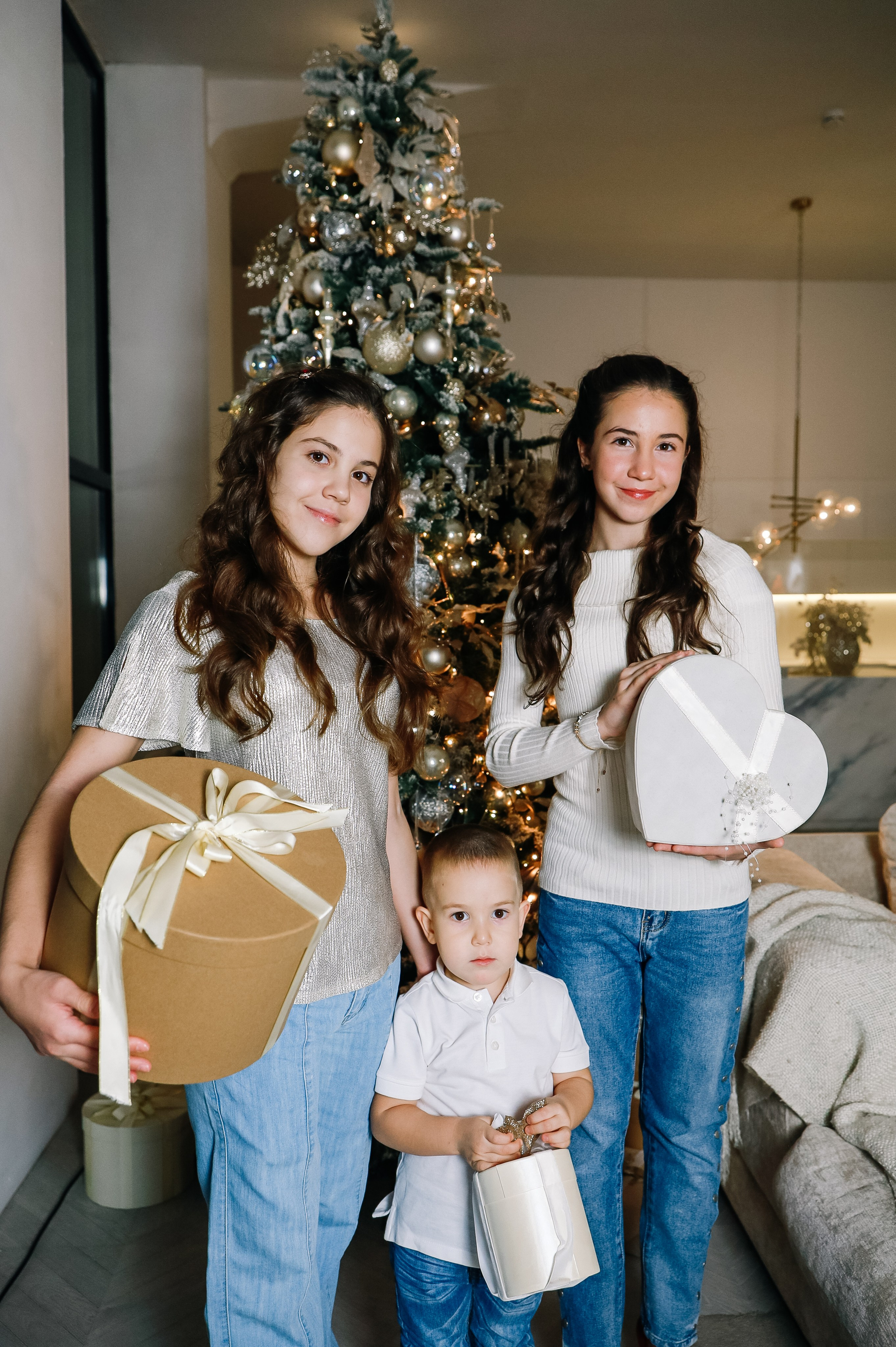 Дружная семья с четырьмя детьми. Визуал для эспертов и блогеров