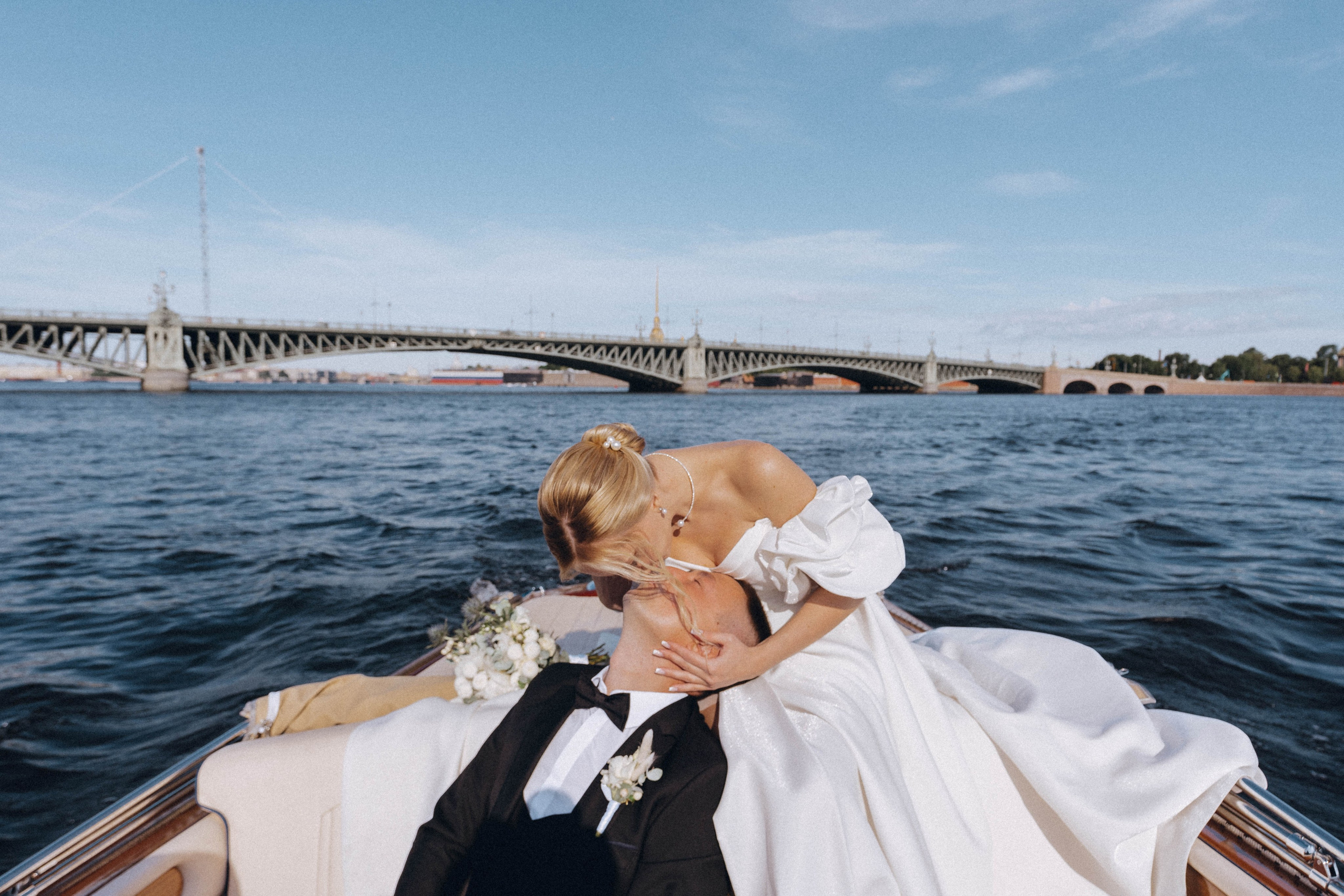 СВАДЕНБНАЯ СЬЕМКА НА КАТЕРЕ ПО КАНАЛАМ САНКТ-ПЕТЕРБУРГА И В АКВАТОРИИ НЕВЫ. Профессиональный фотограф, Санкт-Петербург — Виктория Богомолова