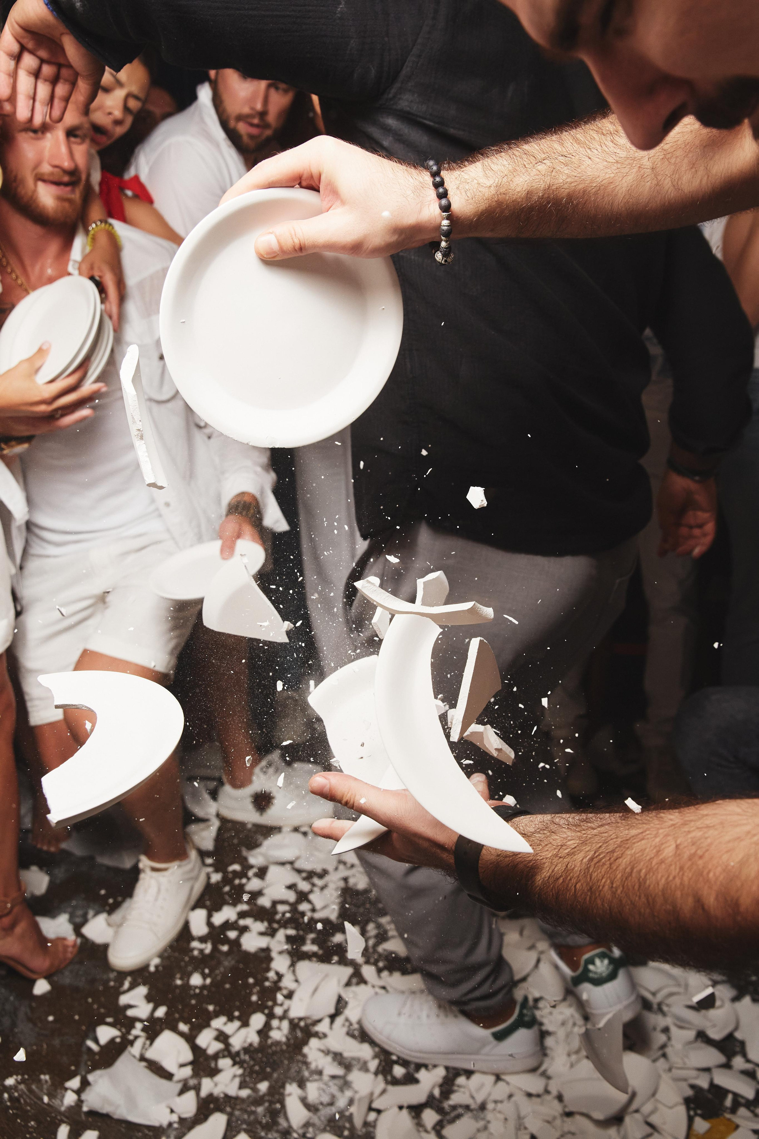 Битьё тарелок на греческом дне рождении