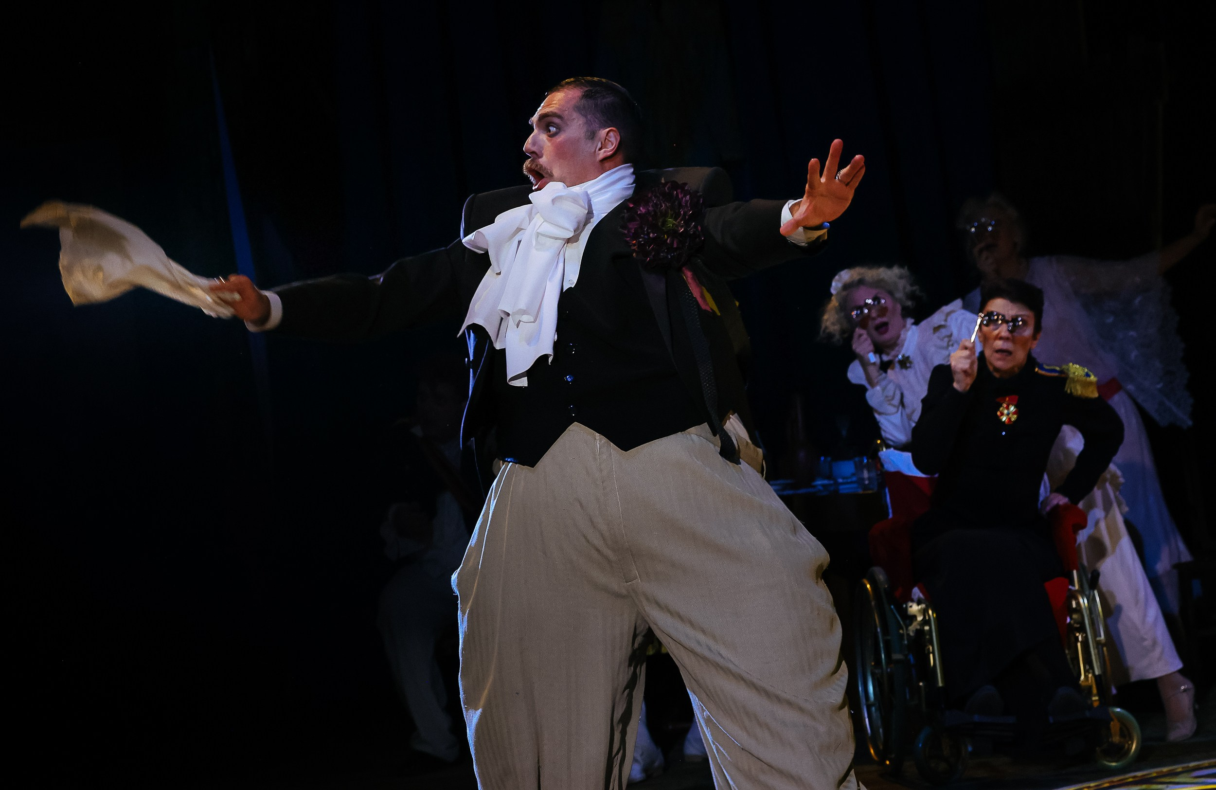 Весёлая женщина. Театр Эрмитаж. Репортажный, архитектурный, театральный и файн-арт фотограф Лена Мельникова в Москве