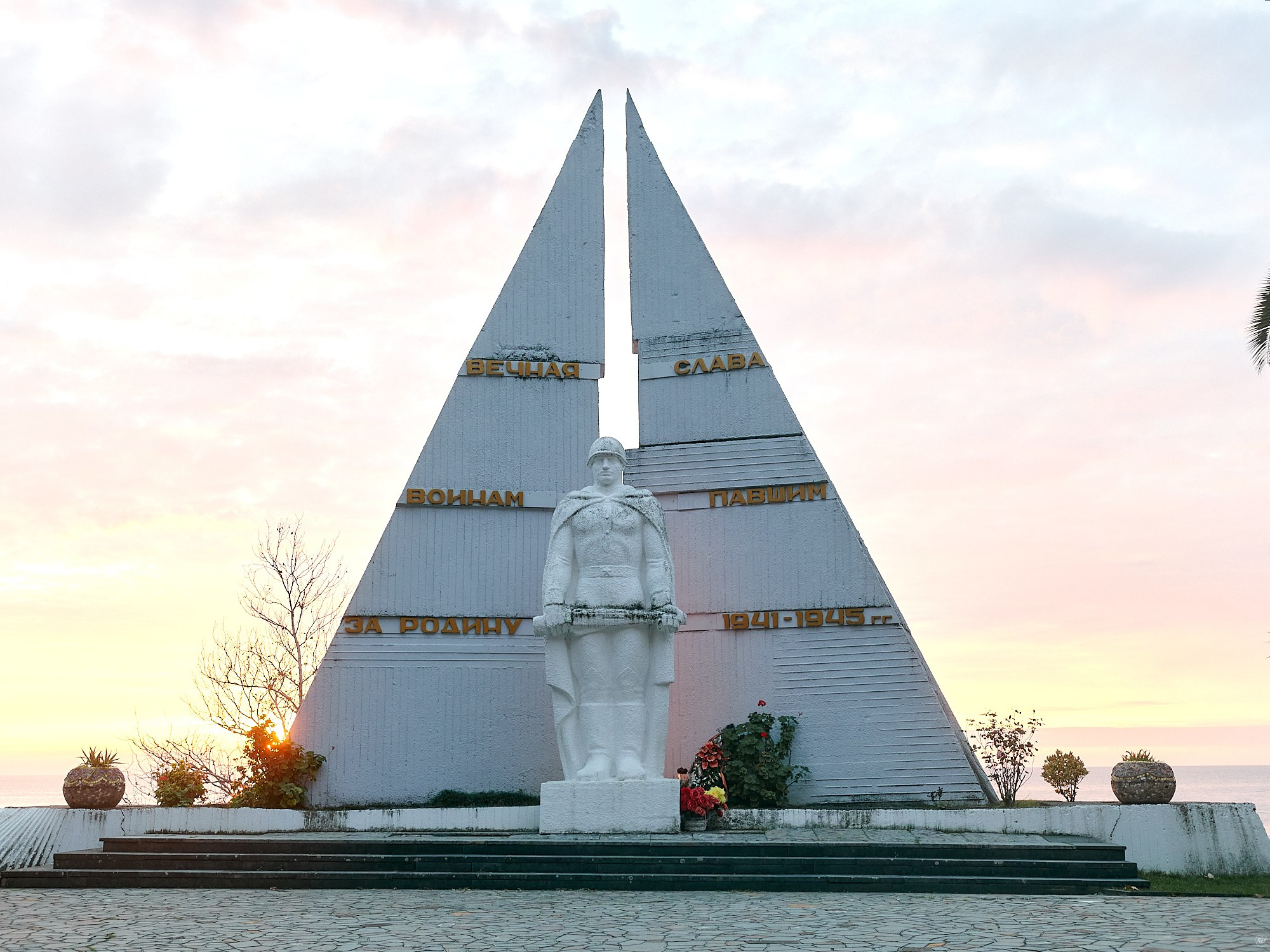 Гагра, Абхазия. Декабрь 2024. Фотографии отовсюду и обо всем