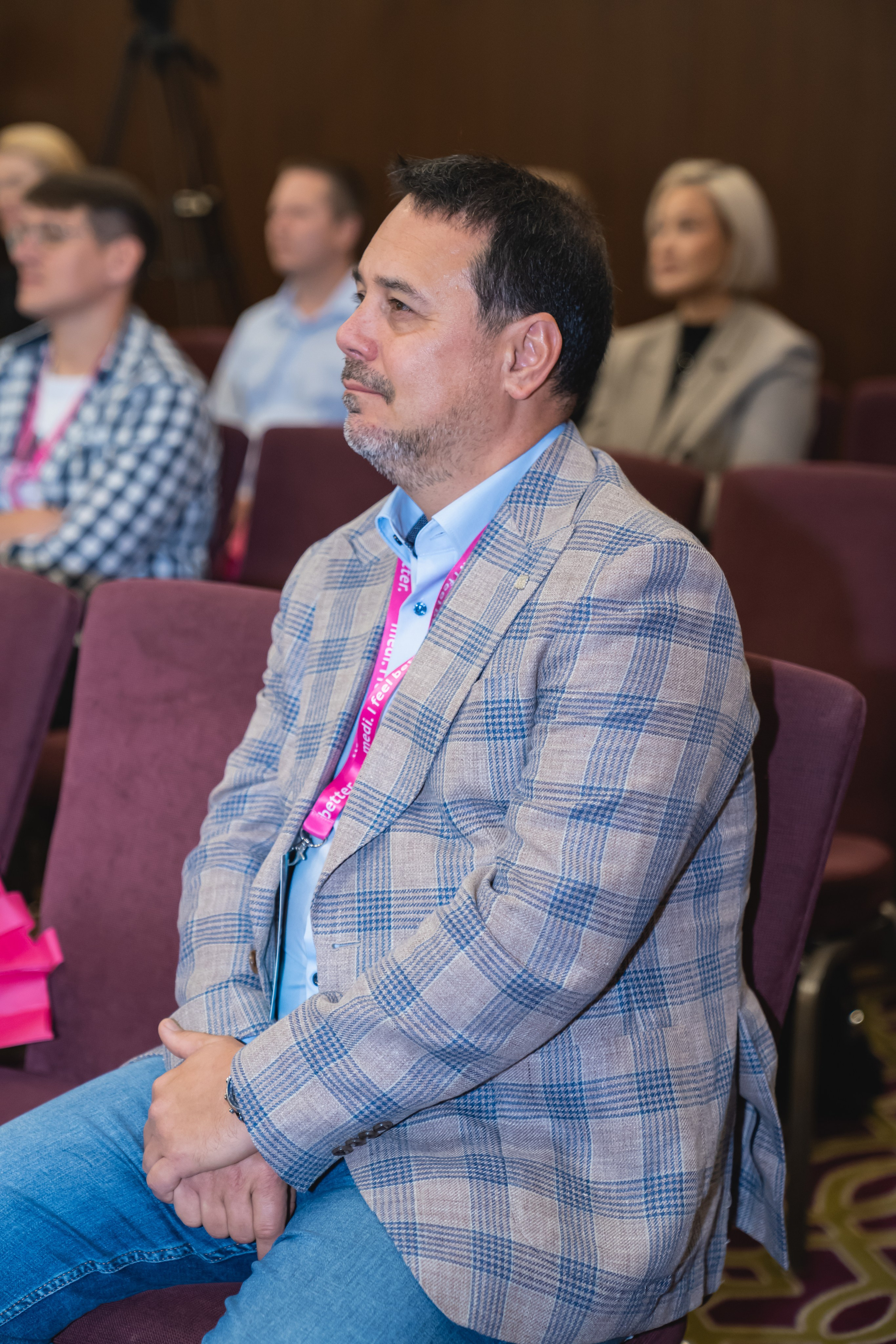 Фотосессия форумов, конференций. Занимаюсь профессиональной фотографией и живу рядом с Байкалом. Работаю в разных жанрах