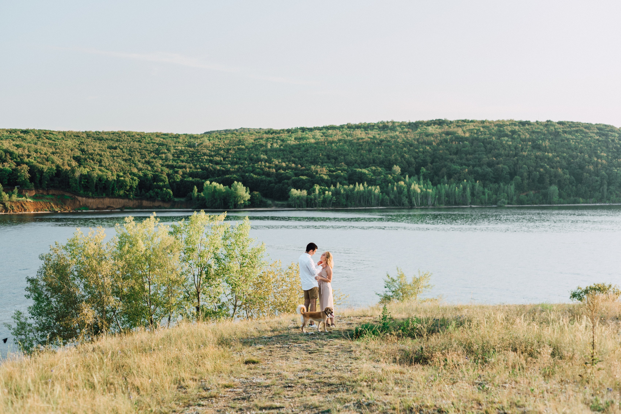 съемка предсвадебной лавстори в горах с видом на воду