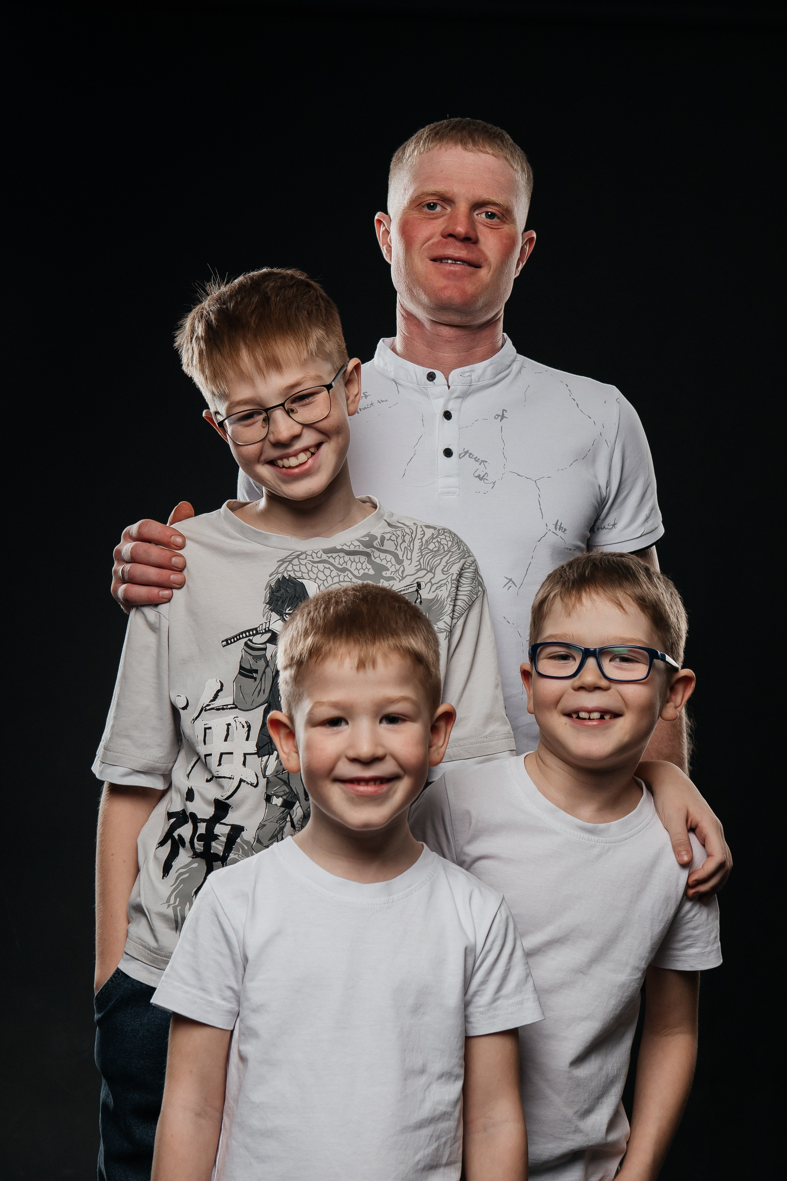 Семья Анны и Дмитрия. Фотограф в Иркутске Анастасия Кись. Студийная фотосессия беременности в тканях Иркутск. Семейная фотосессия, ПОРТРЕТ «ПОКОЛЕНИЕ»