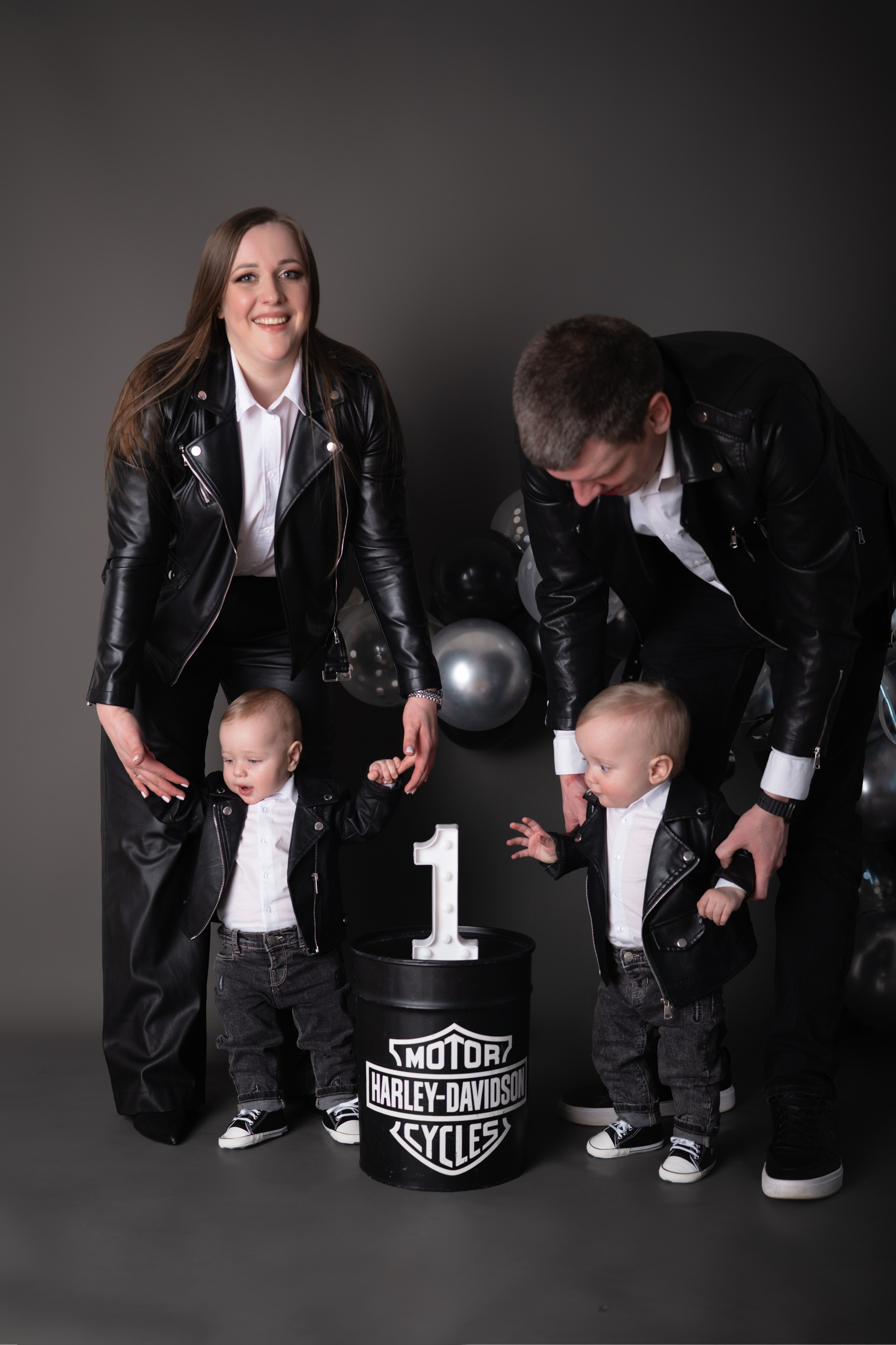 Годик Максиму и Кириллу. Семейный детский ньюборн фотограф в Москве Марта Петрова