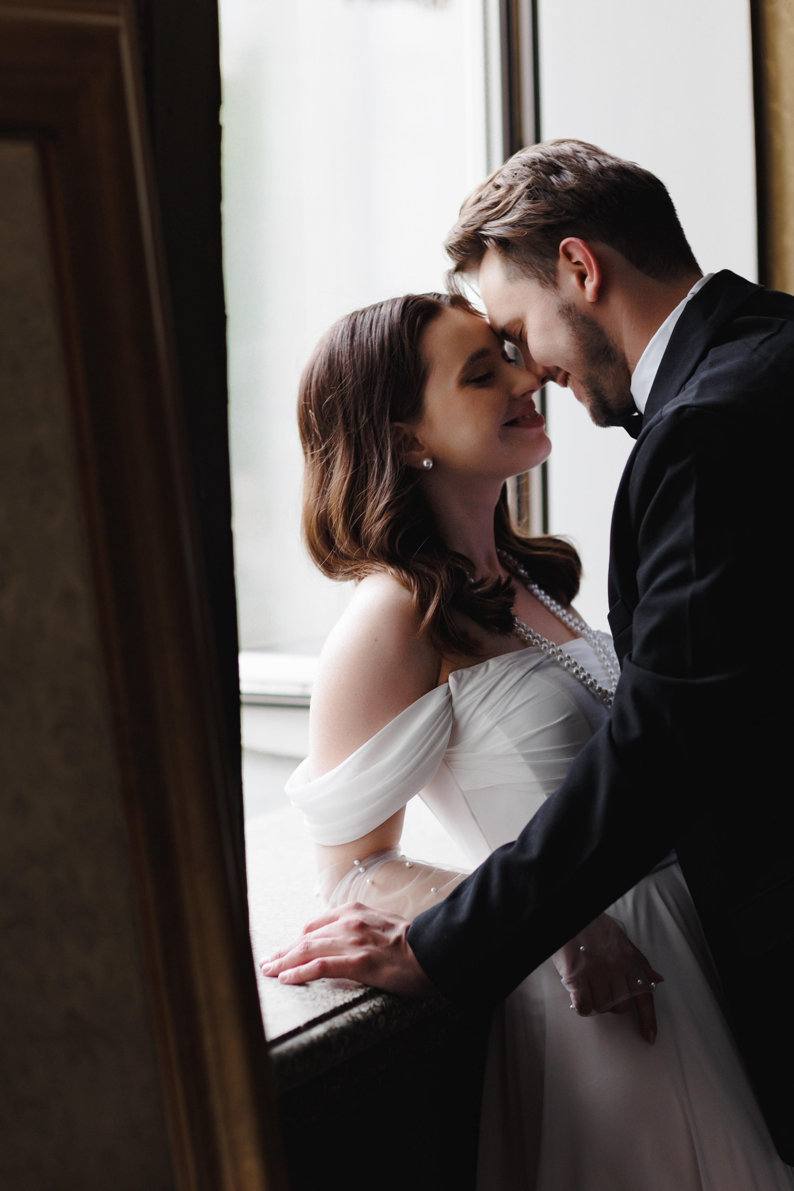 Свадебная фотосессия в квартире-студии. Свадебный фотограф в Москве Мария Крош