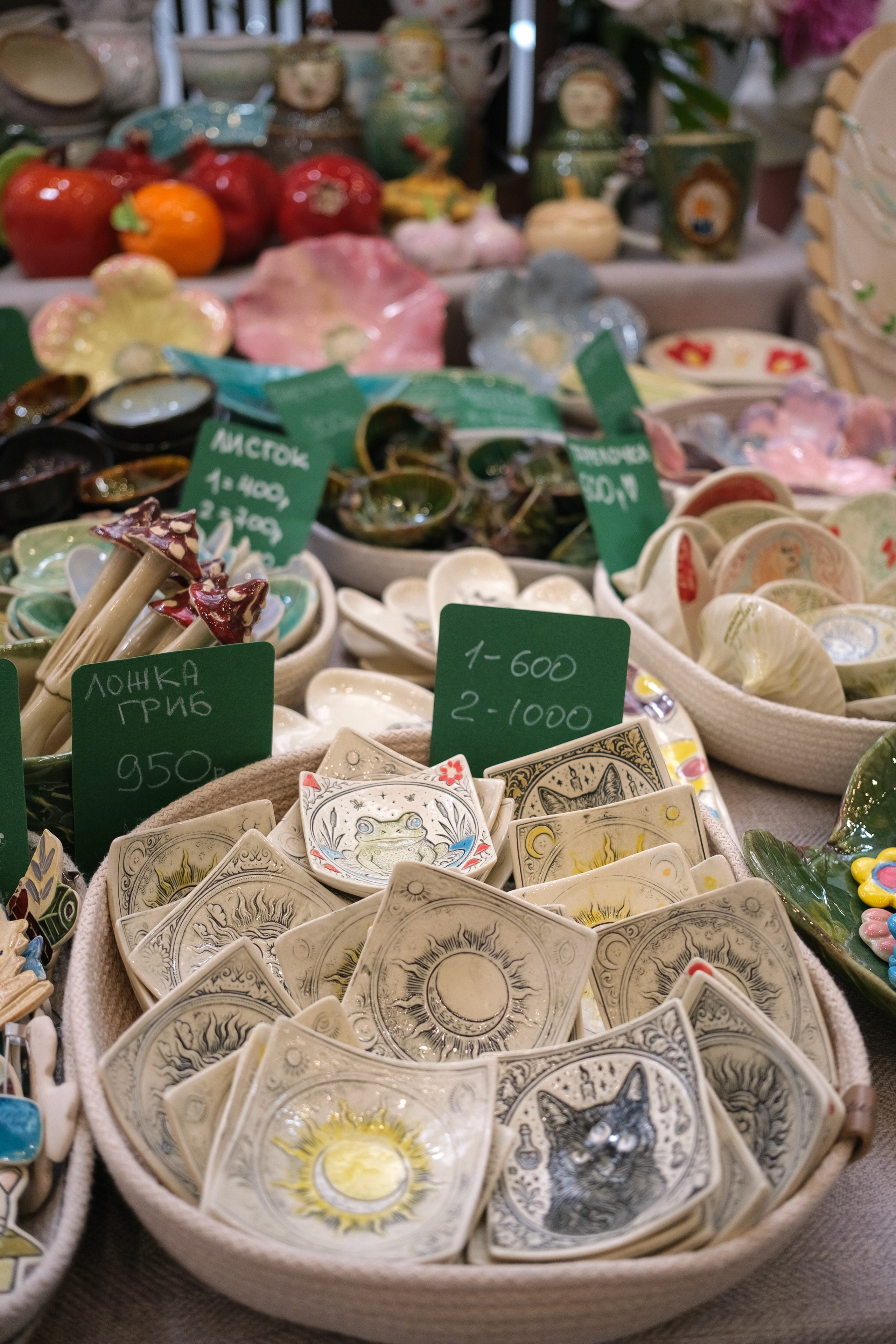 Стенд локального бренда на Open Space Market в Казани с авторской керамикой и предметами декора