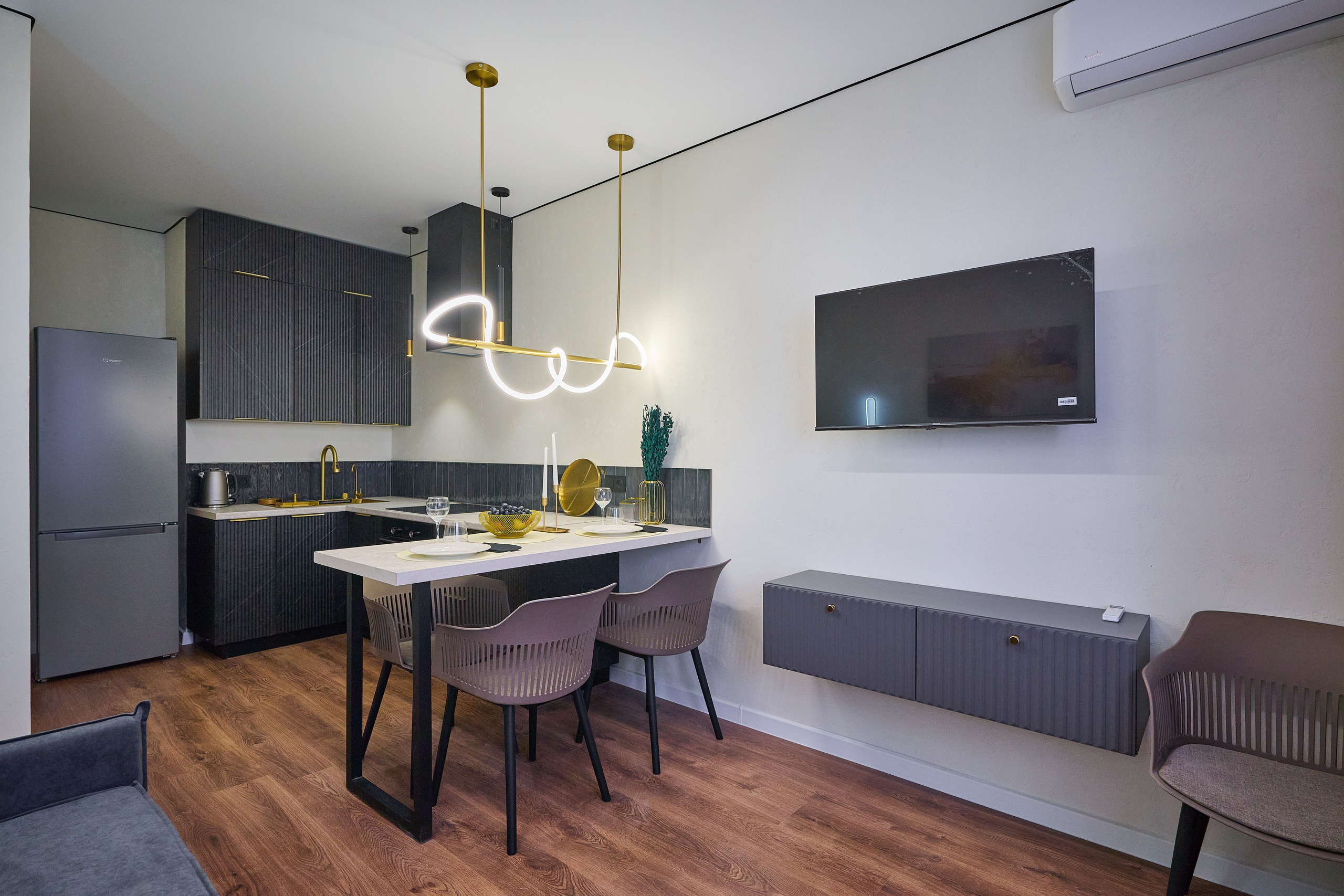 белые стулья и стол для еды 