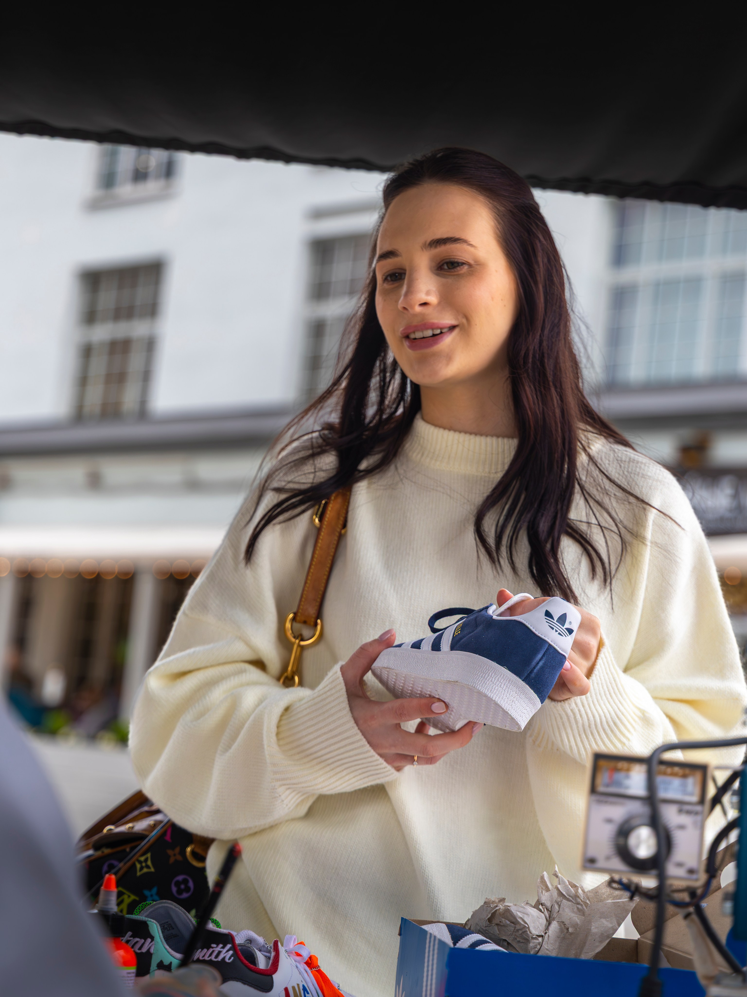 Момент выбора: гость примеряет кроссовки из «СникерТрака» — реакция в объективе.