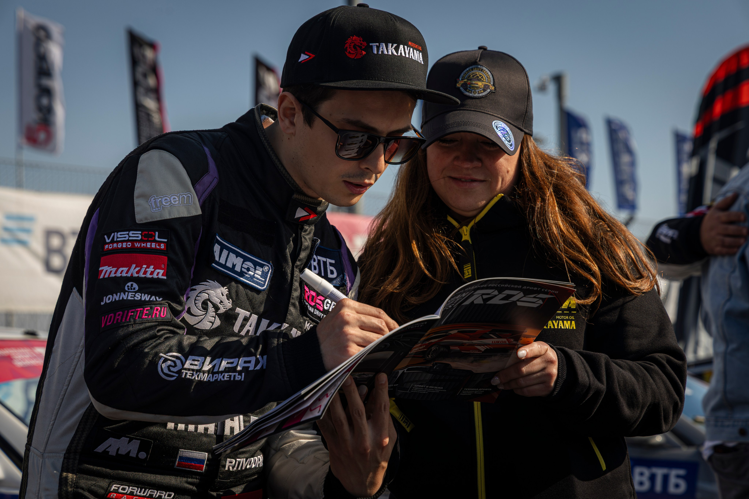 Снимок пилота RDS GP команды «Форвард Авто» на автограф-сессии.