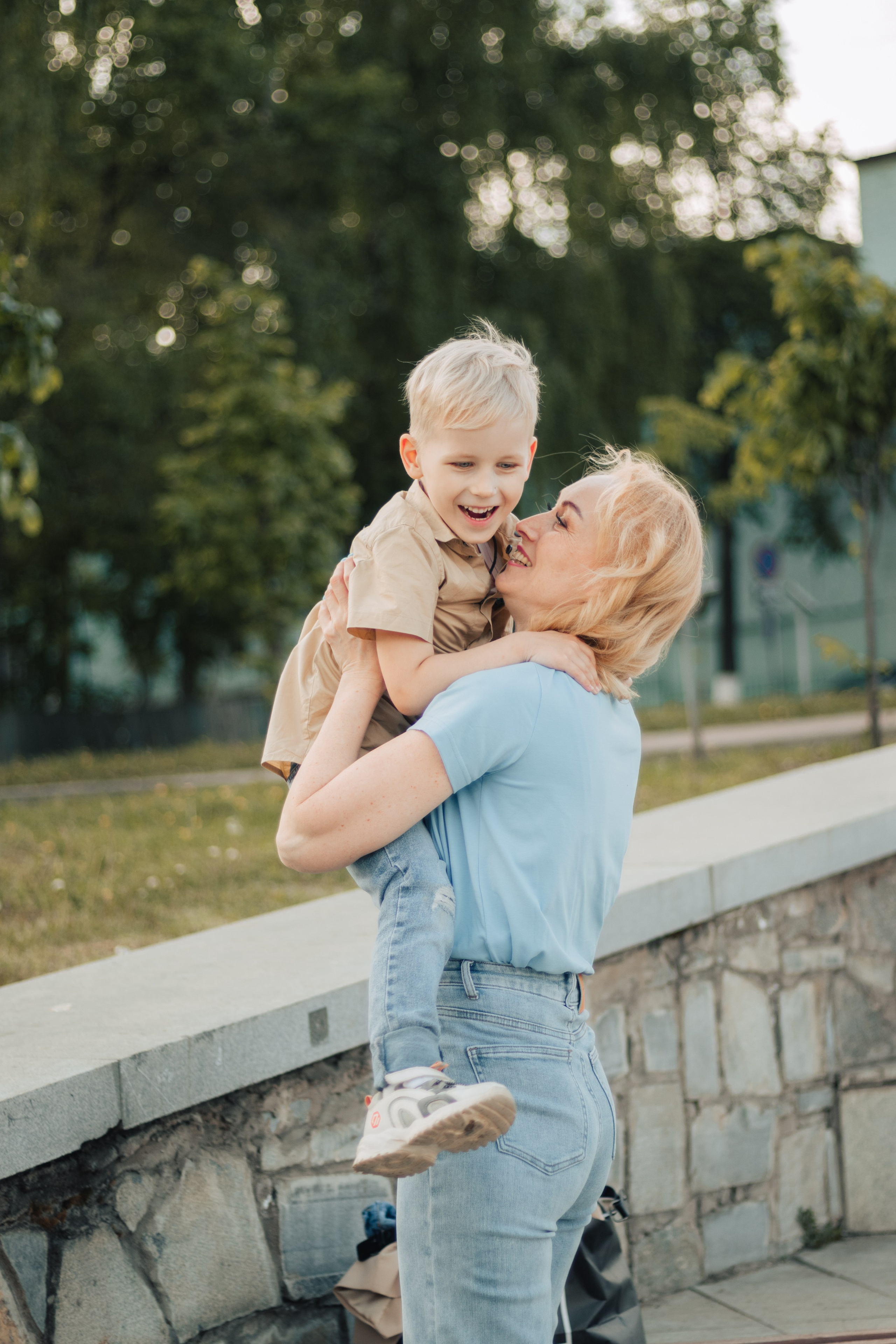 Прогулка с мамой по городу