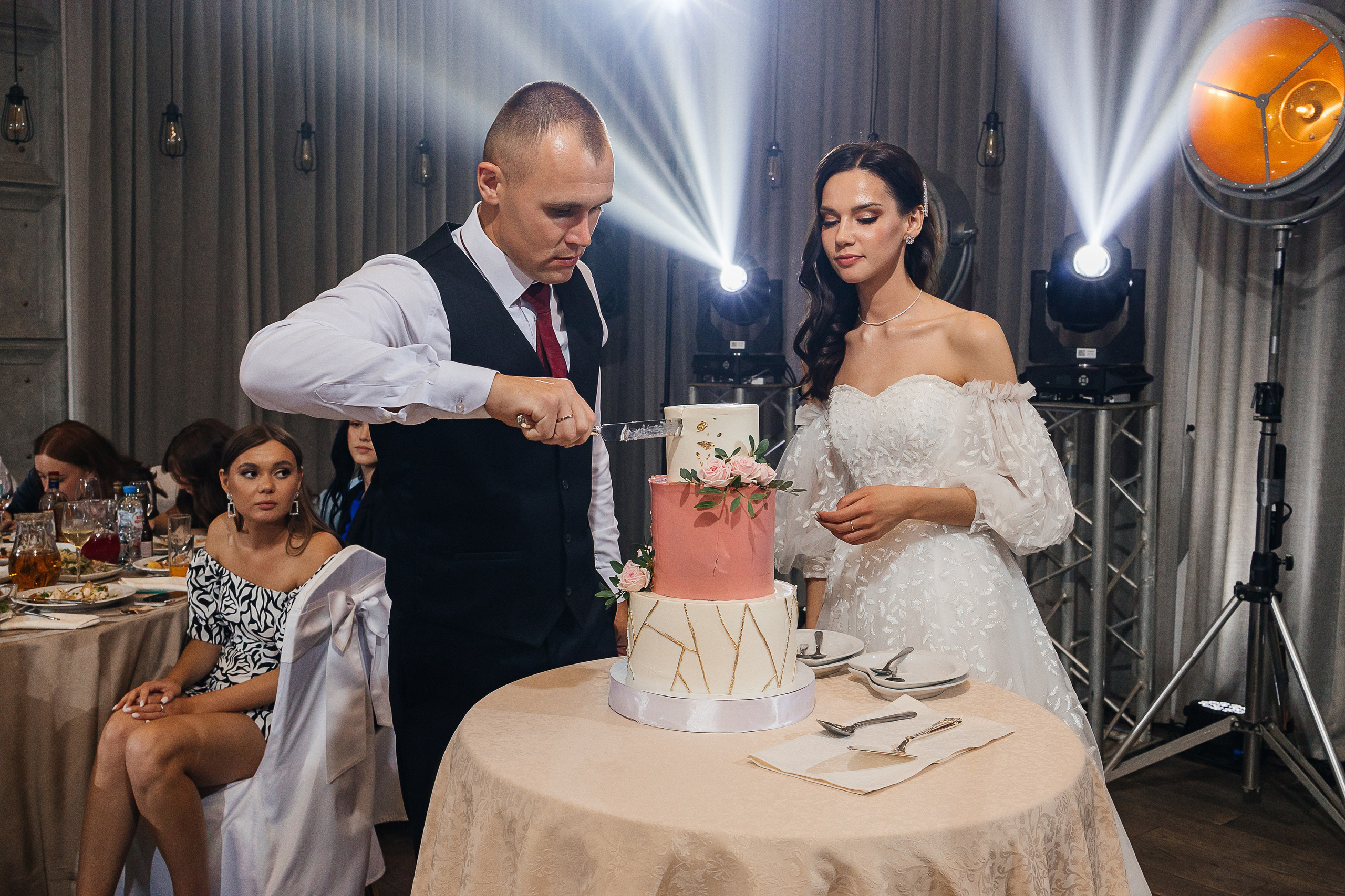 Волшебное утро невесты в номере отеля. Олег Сверчков | Свадебный фотограф Вологда