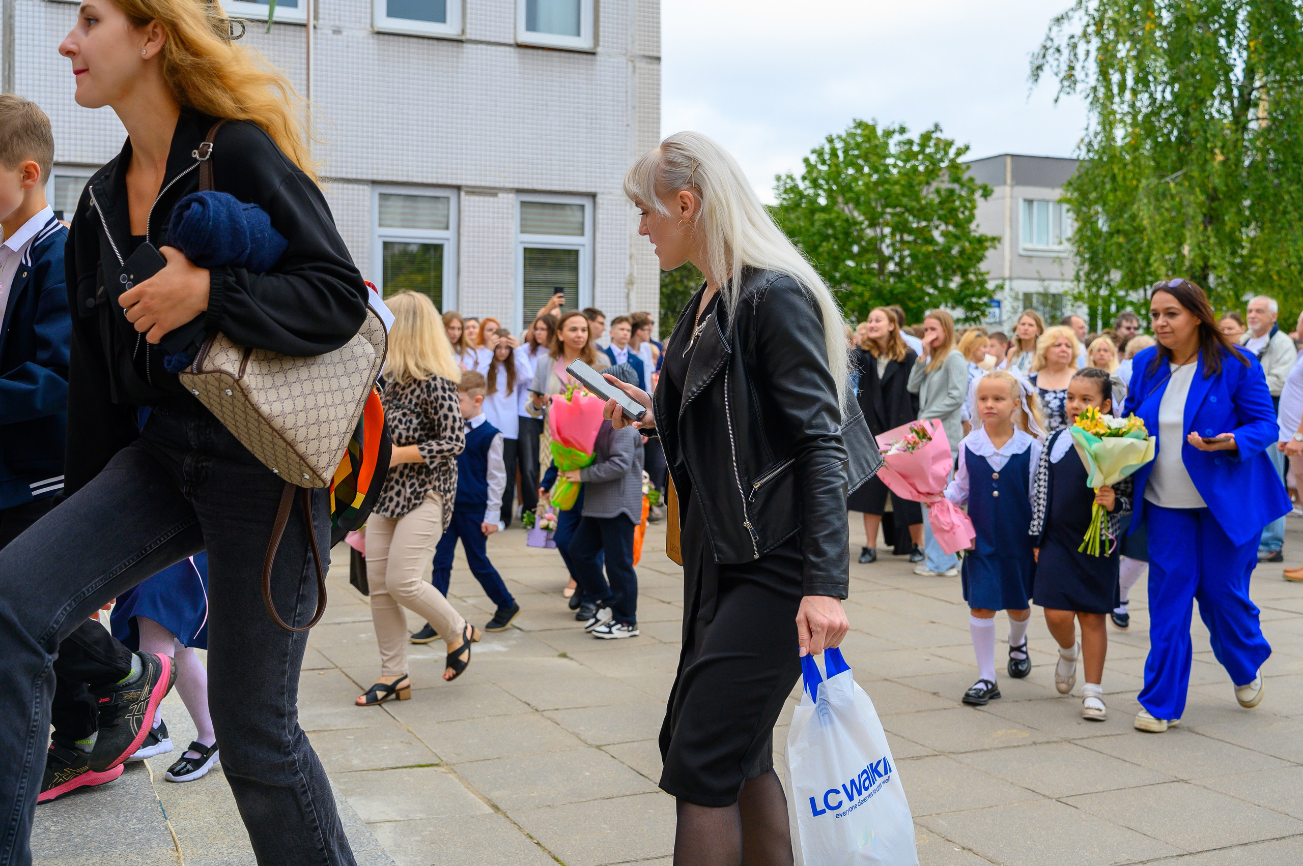 Вот звучит первый звонок, перед этим долгое приготовление к новому этапу в жизни, Яромир идет в школу. Фотоуслуги, услуги фотографа, фотографирование важных событий