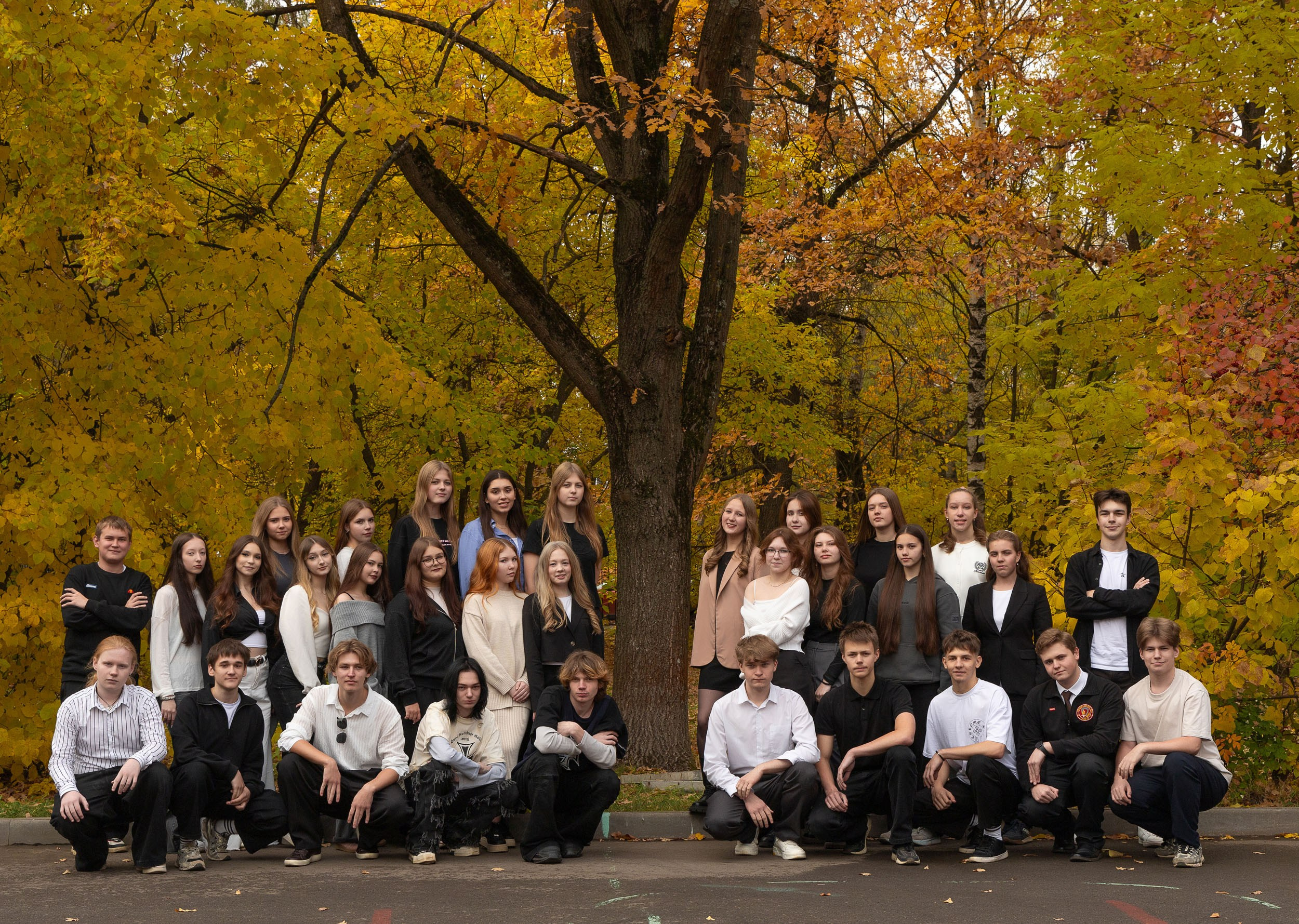 Общее фото выпускников 11 класса в осеннем парке.