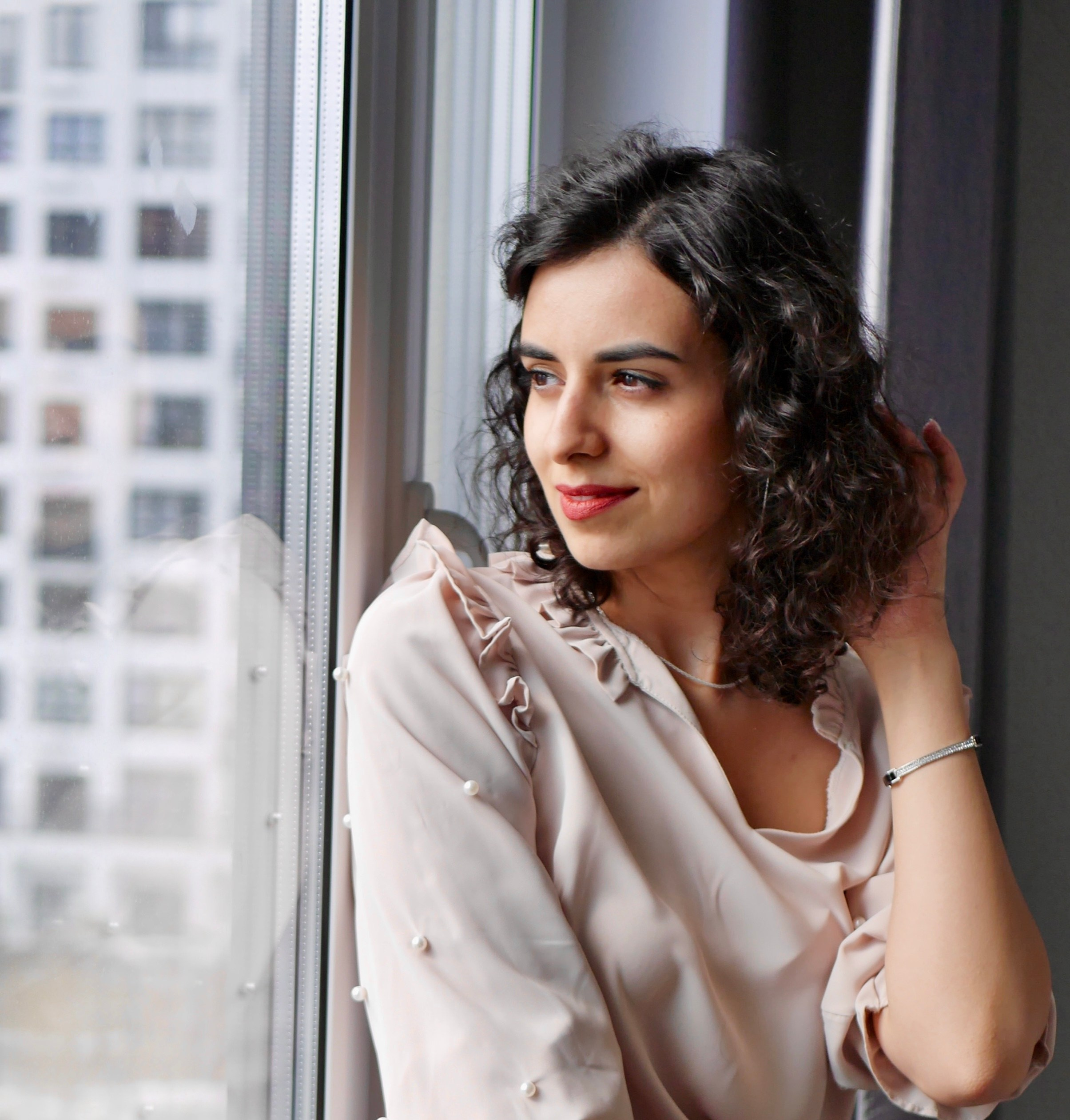 фото девушки у окна