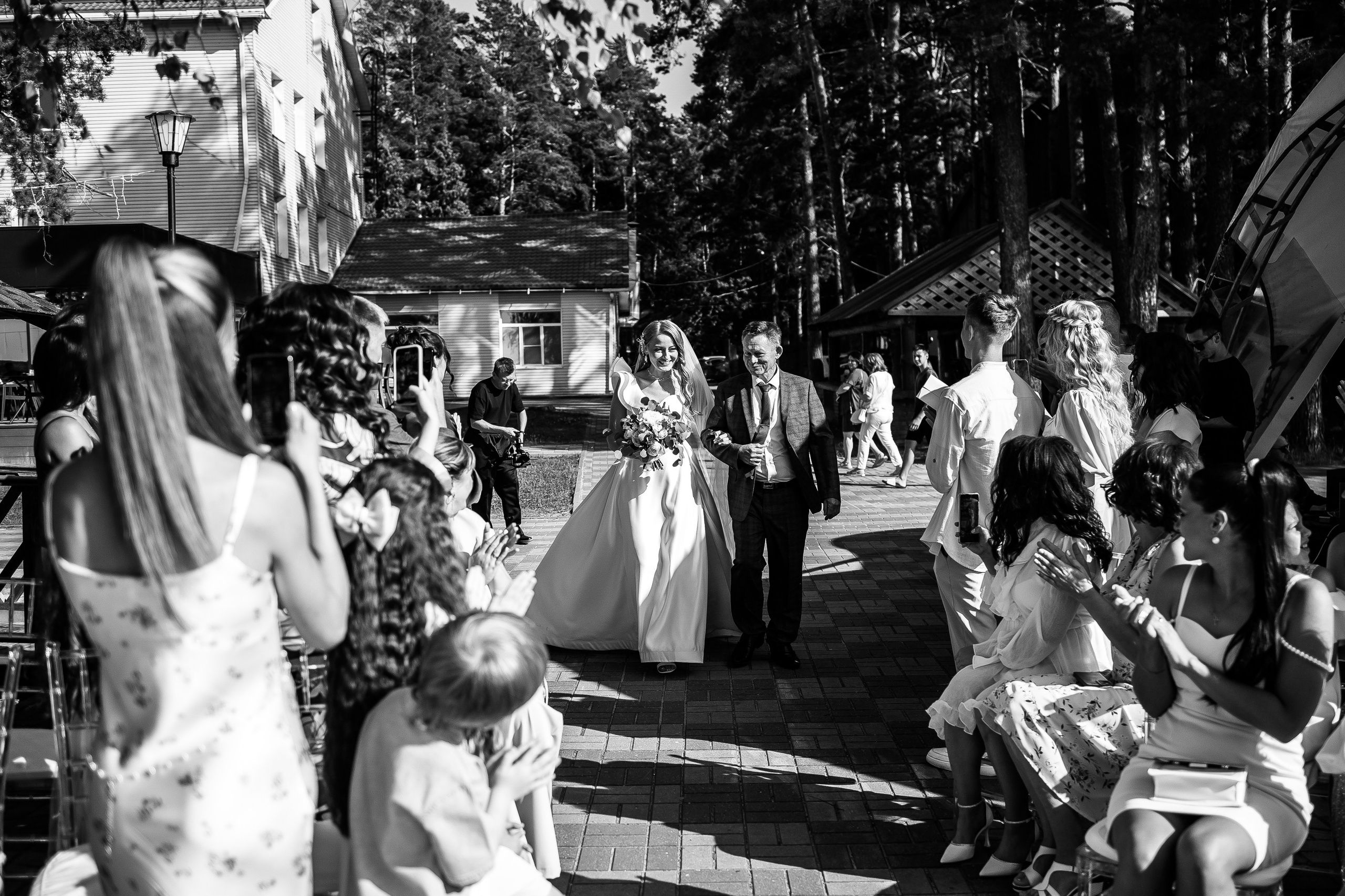 От нежных взглядов до бурных эмоций – свадебный фотограф сохранит все грани вашего счастья.