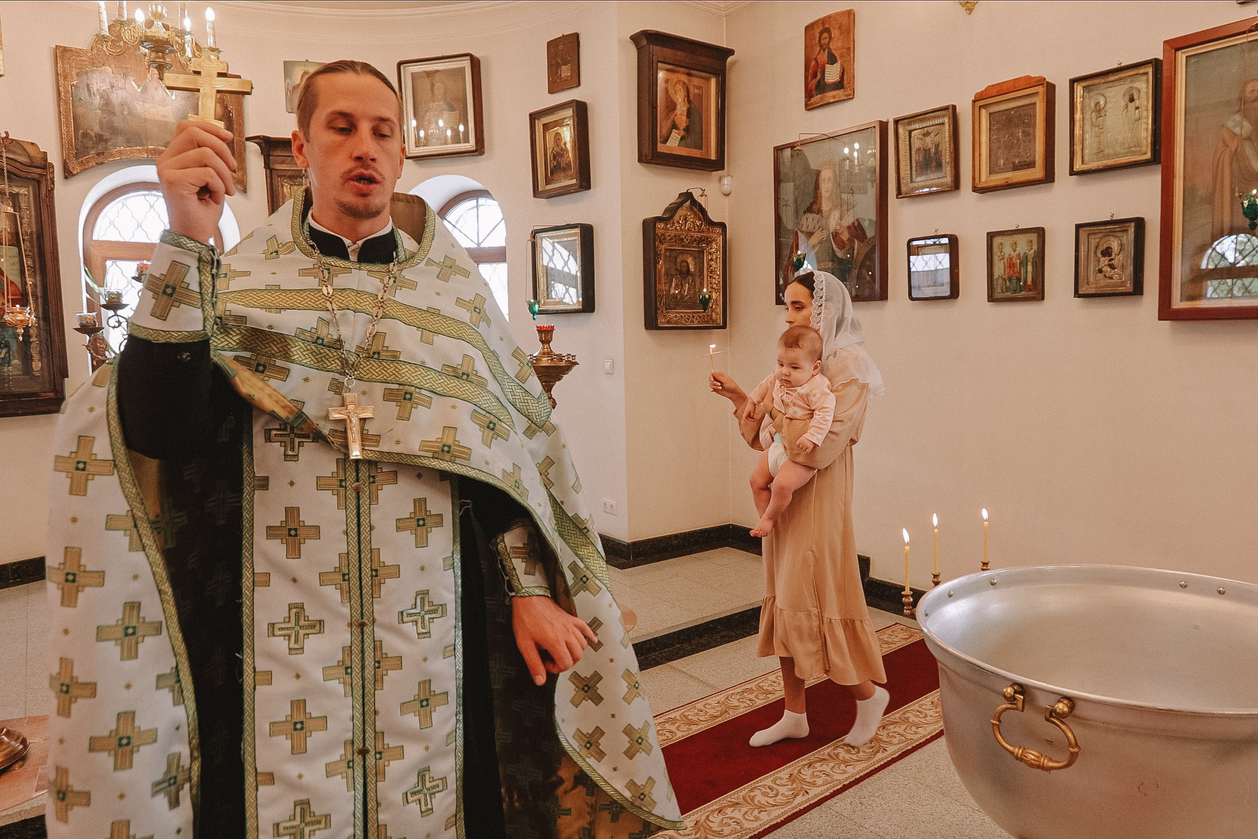 Крещение круглая церковь. Семейный фотограф Тюмень, фотограф на роды Салмина Мария