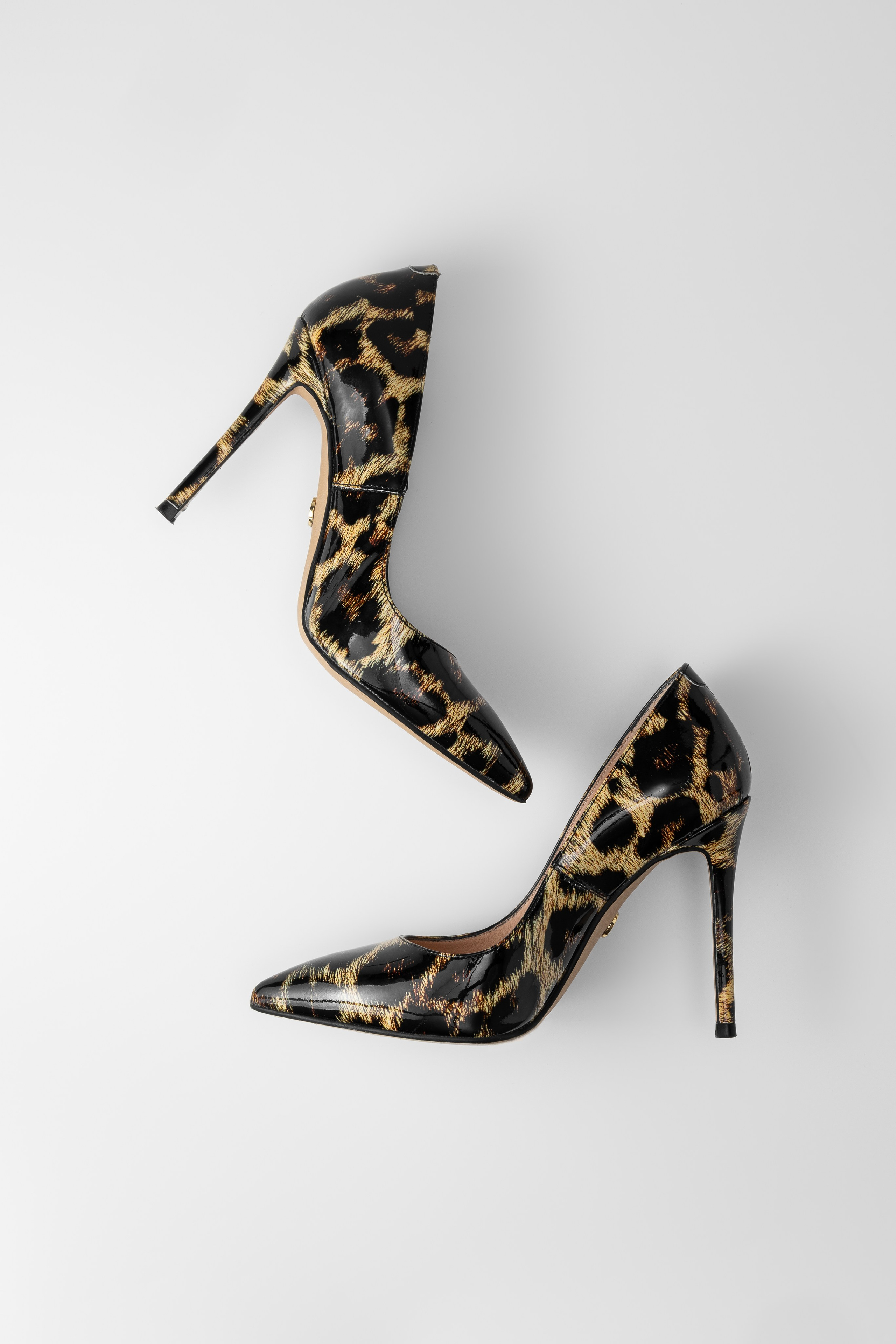 Пара туфель на белом нейтральном фоне.