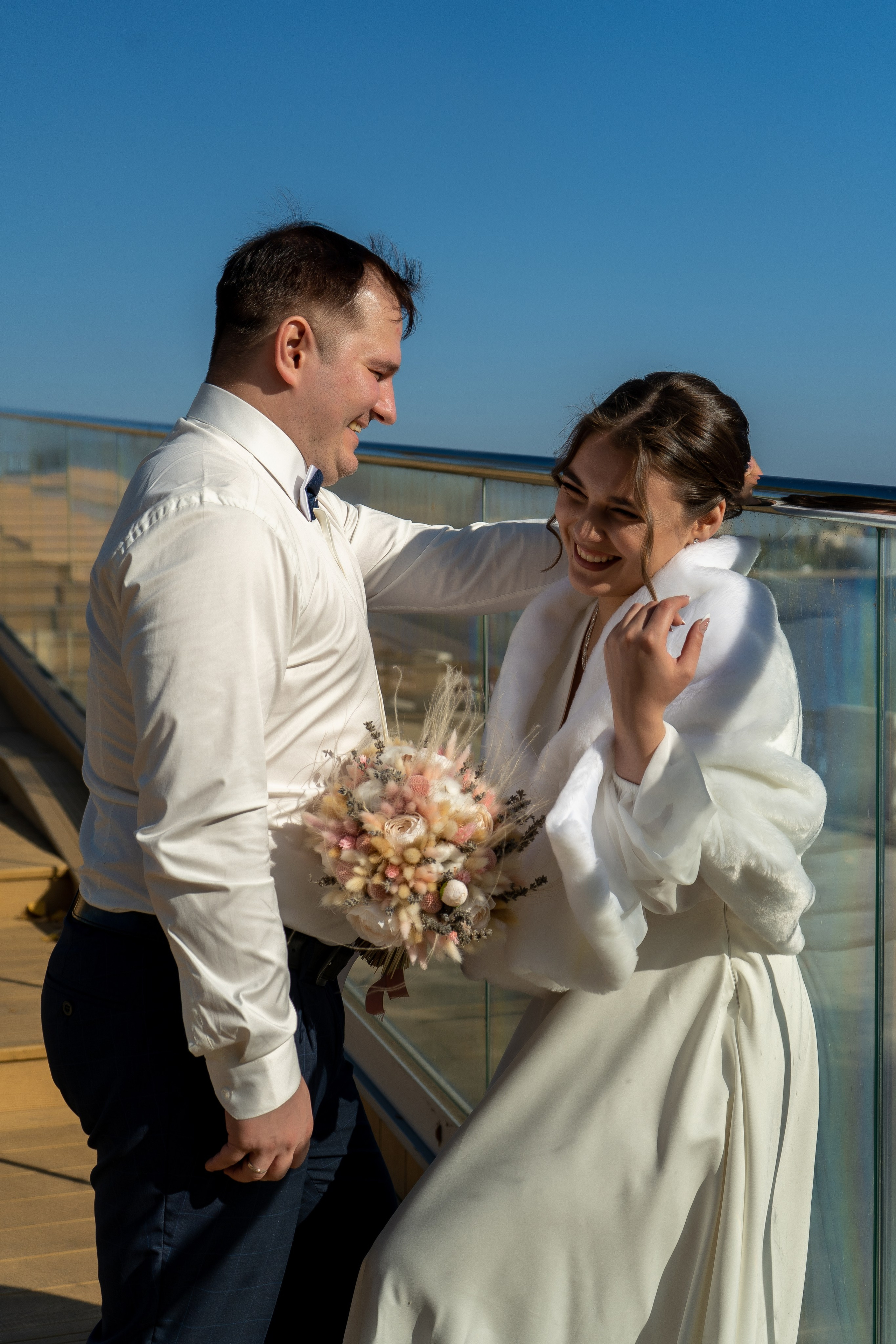 Невеста с женихом на Петровской набережной осенью в Воронеже