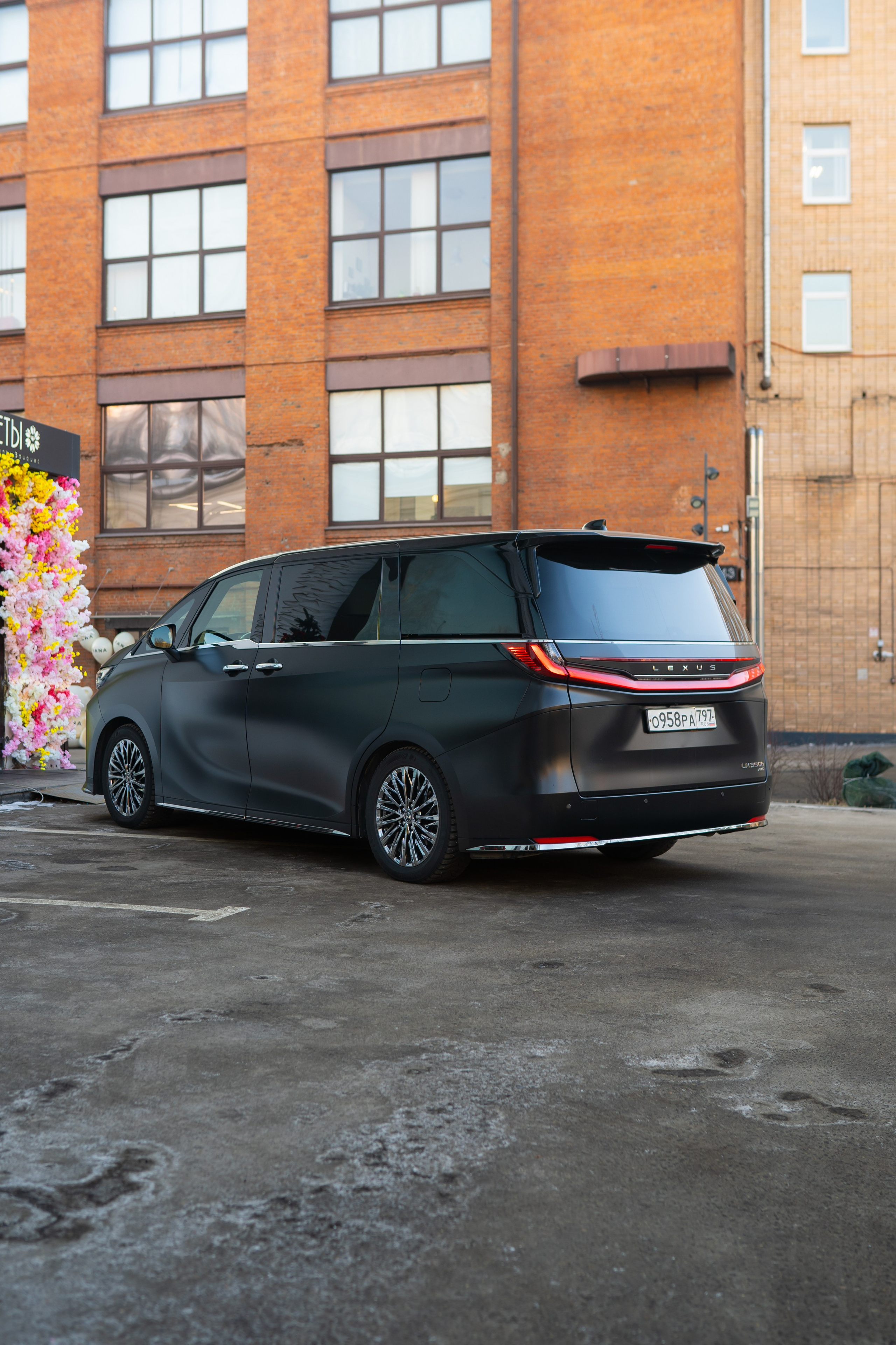 Lexus LM350h. Mirllaev