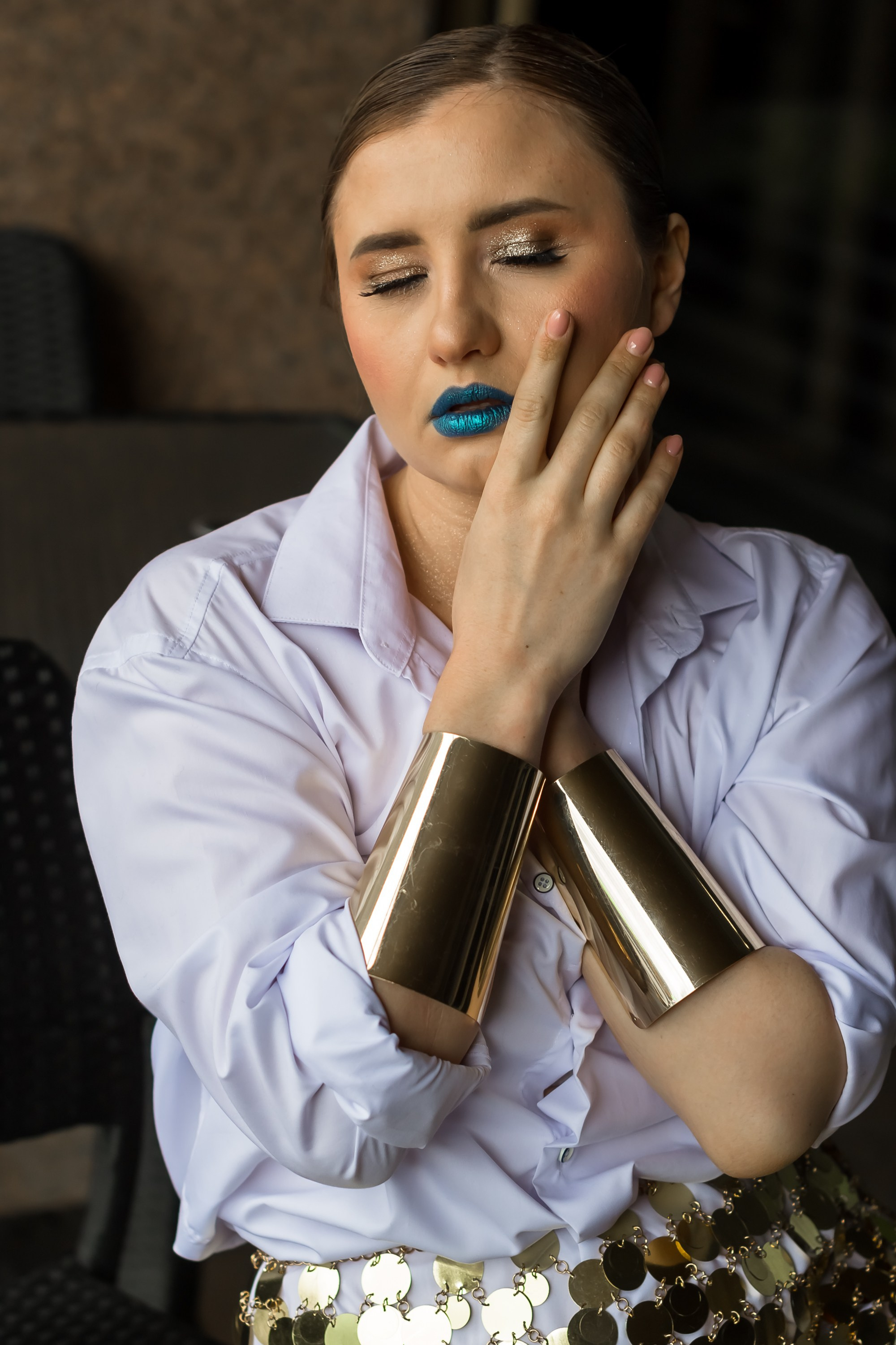 На фото девушка держит руки у лица.