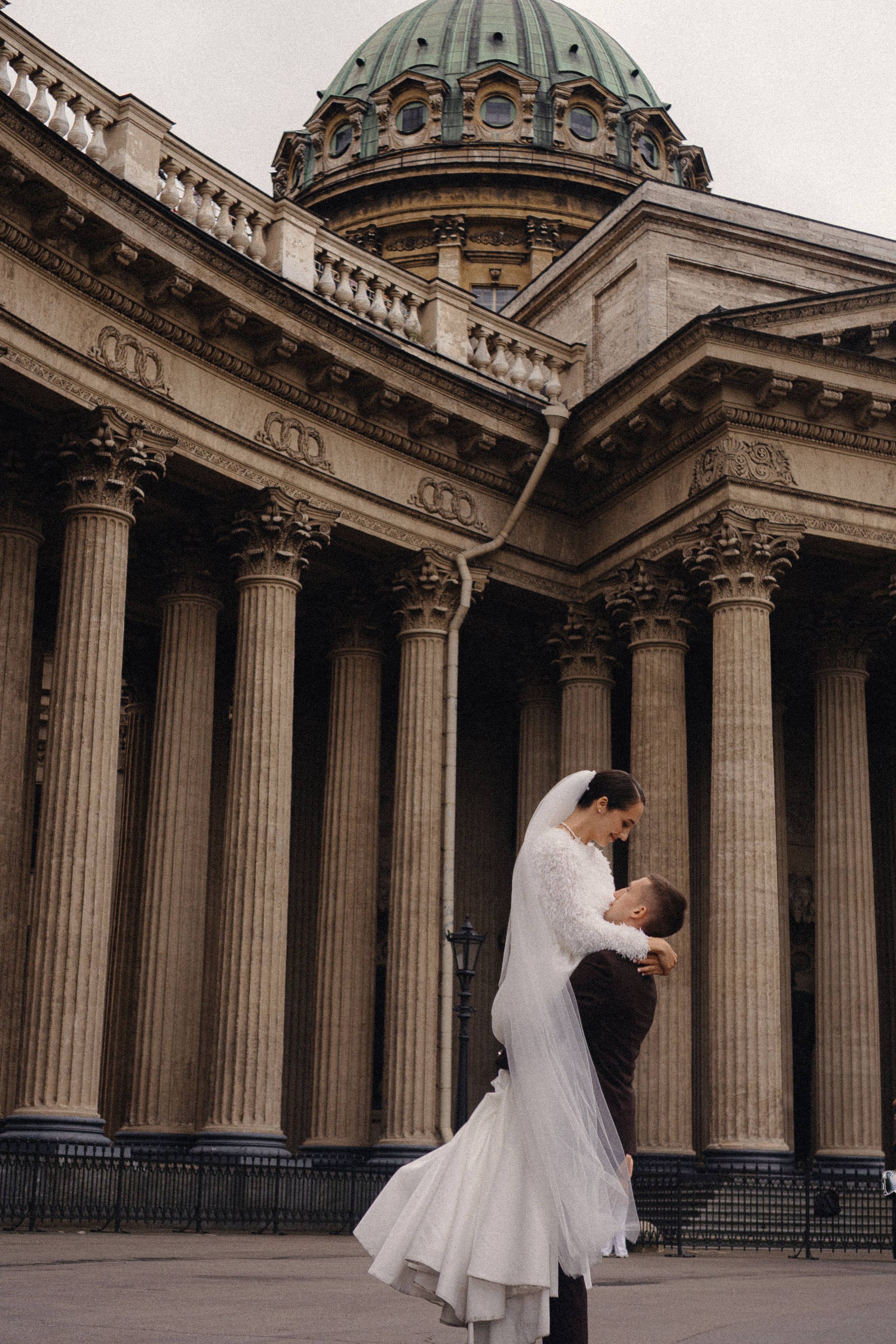 СВАДЕБНАЯ ПРОГУЛКА В САНТК-ПЕТЕРБУРГЕ (ИСАКИЕВСКИЙ СОБОР, ЗИМНЯЯ КАНАВКА, ЭРМИТАЖ И БОЛЬШАЯ МОРСКАЯ УЛИЦА). Профессиональный фотограф, Санкт-Петербург — Виктория Богомолова