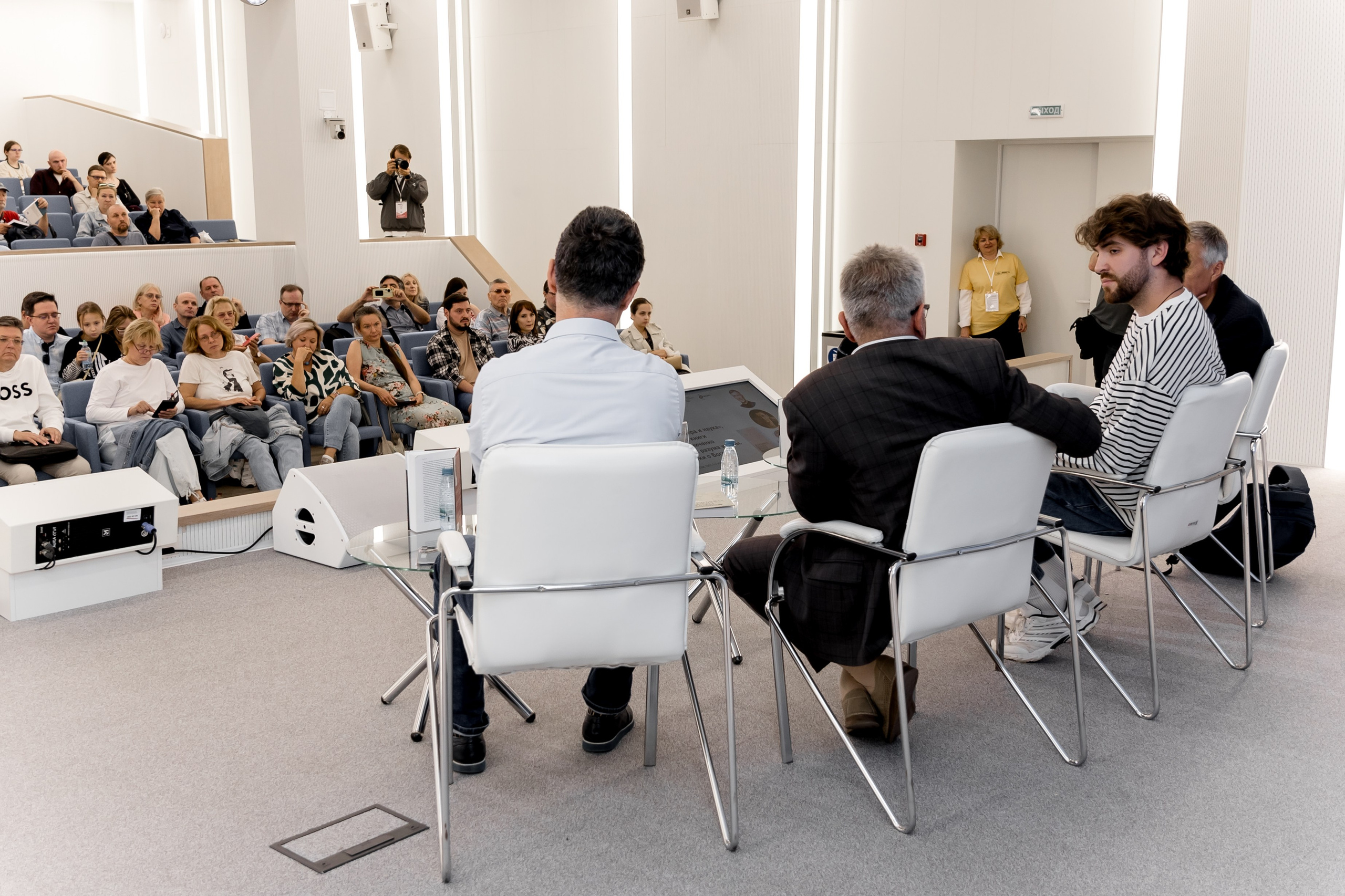 Презентация книги " В глубинах разума и веры. Гении науки о Боге». Свадебный/Портретный фотограф снимаю в Москве