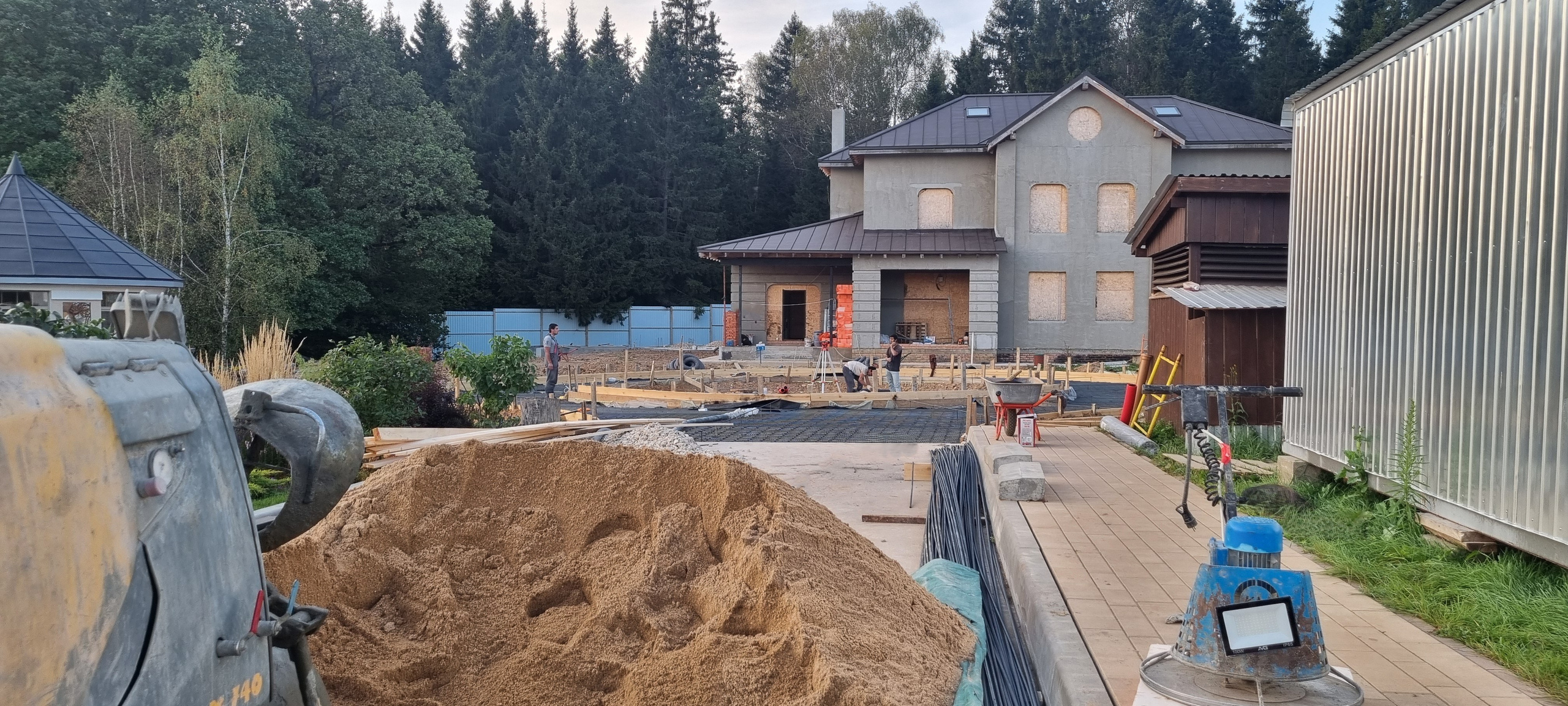 Формирование основания под дорожки — песчаная подушка и геотекстиль. Подготовка к заливке бетона.