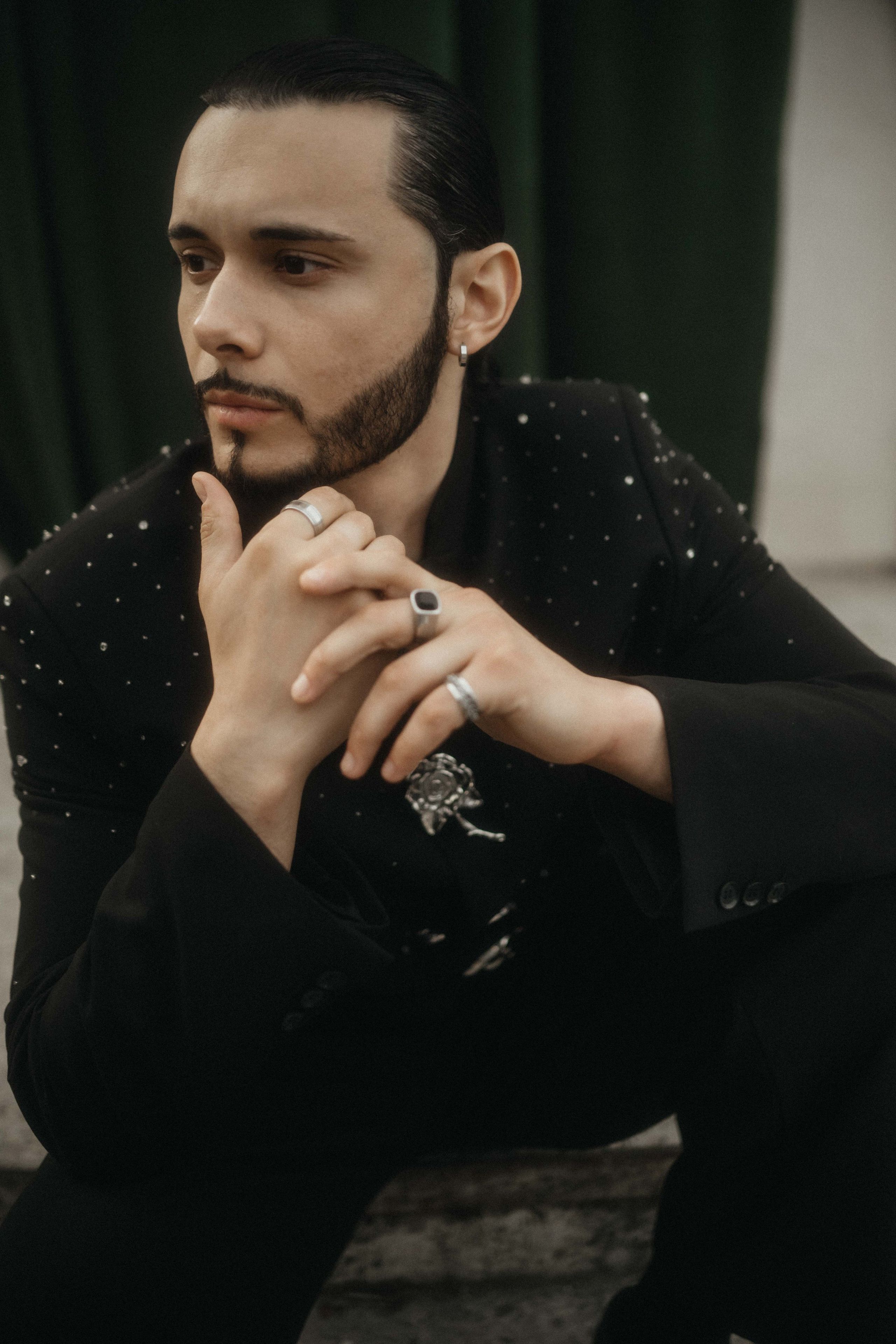 Счастливая пара позирует на свадебной фотосессии на фоне зеленой ткани в театре ,фэшн съемка ,топ 100 — свадебный фотограф Алена МежевоваСчастливая пара позирует на свадебной фотосессии на фоне зеленой ткани в театре ,фэшн съемка ,топ 100 — свадебный фотограф Алена Межевова