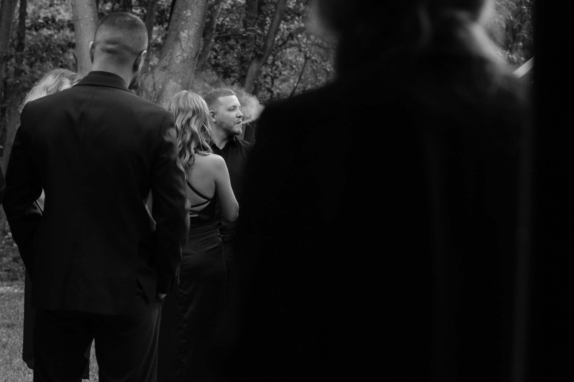 Черно-белая свадьба с вечерней церемонией под деревом. Свадебный фотограф Элли Федосеева