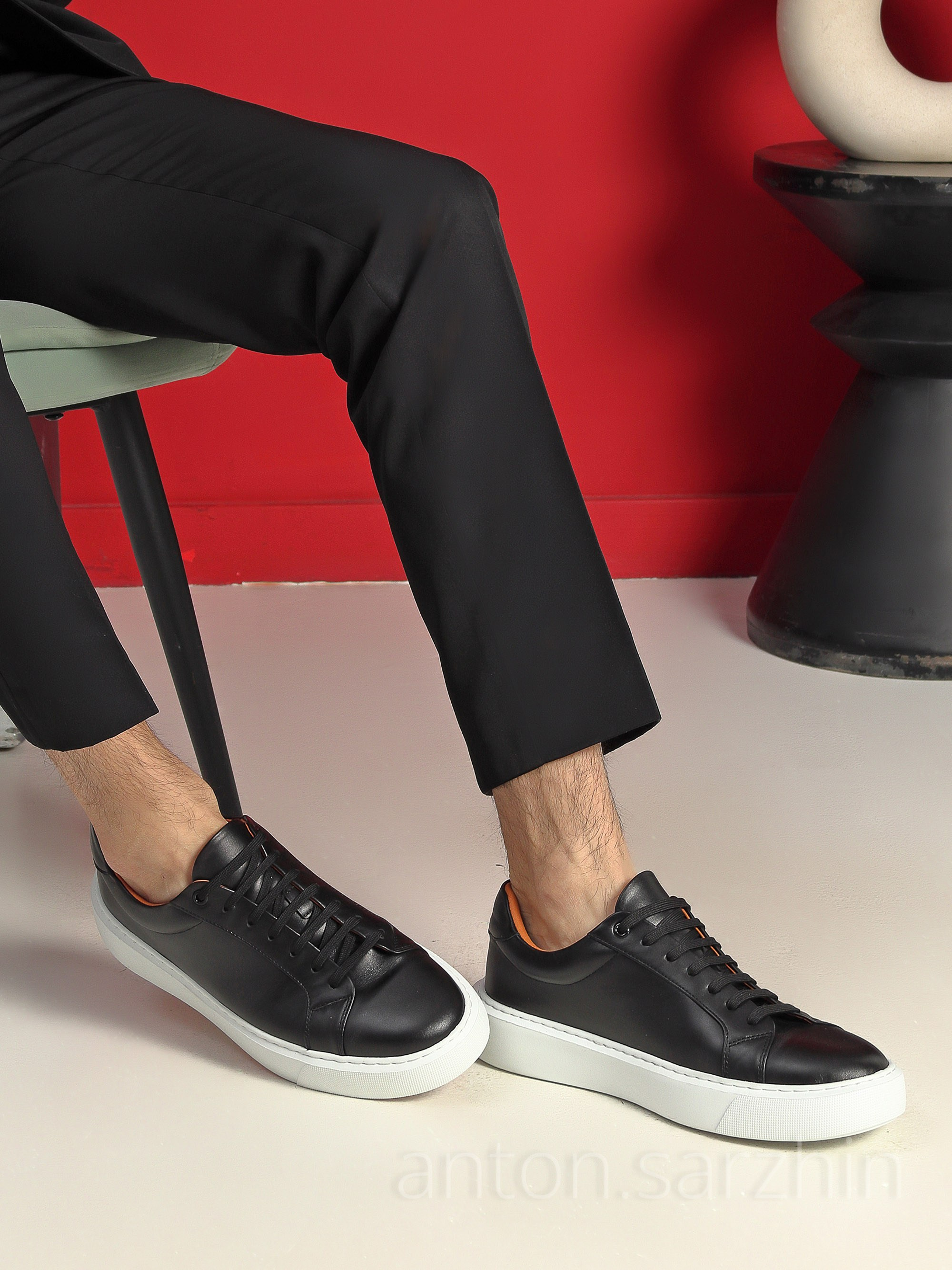 Съемка мужских туфлей на модели в студии