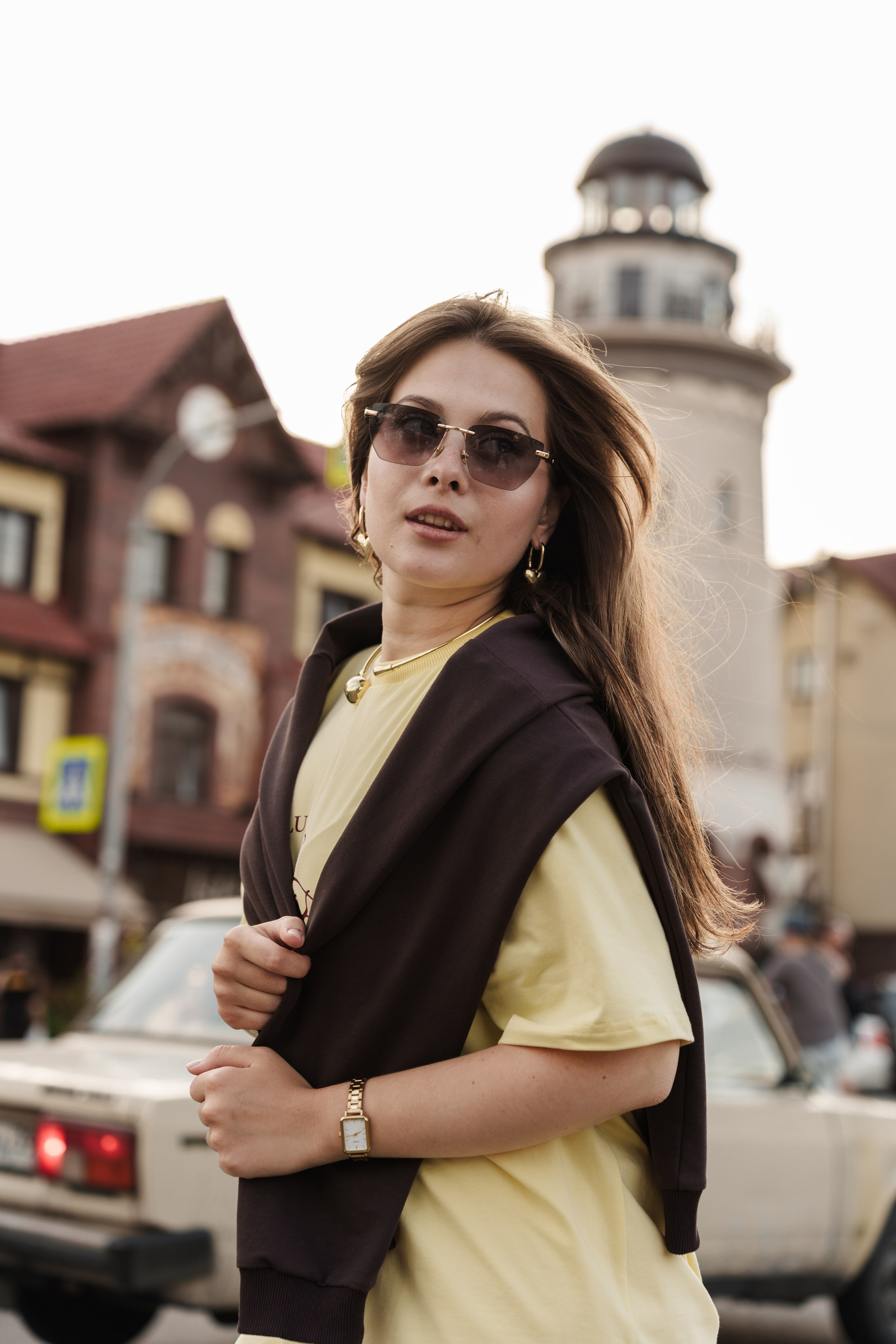 Уличный портрет девушки рядом с музеем искусств в Калининграде. Репортажный, свадебный и портретный фотограф в Казани | Ринат Миниханов