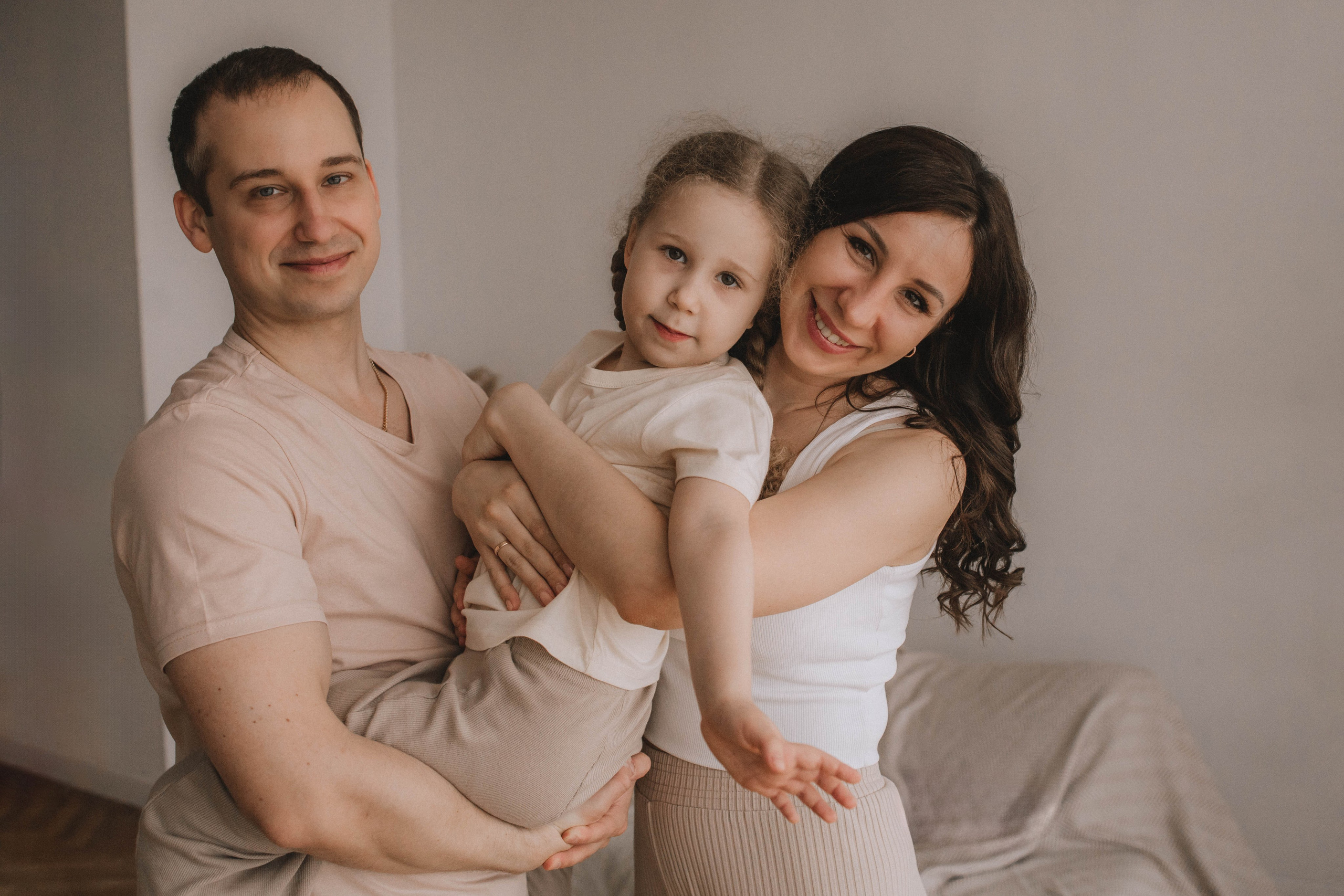 Озорные приключения кудряшки с родителями. Семейный фотограф в Москве, Щелково, Фрязино _ Виктория Степанова