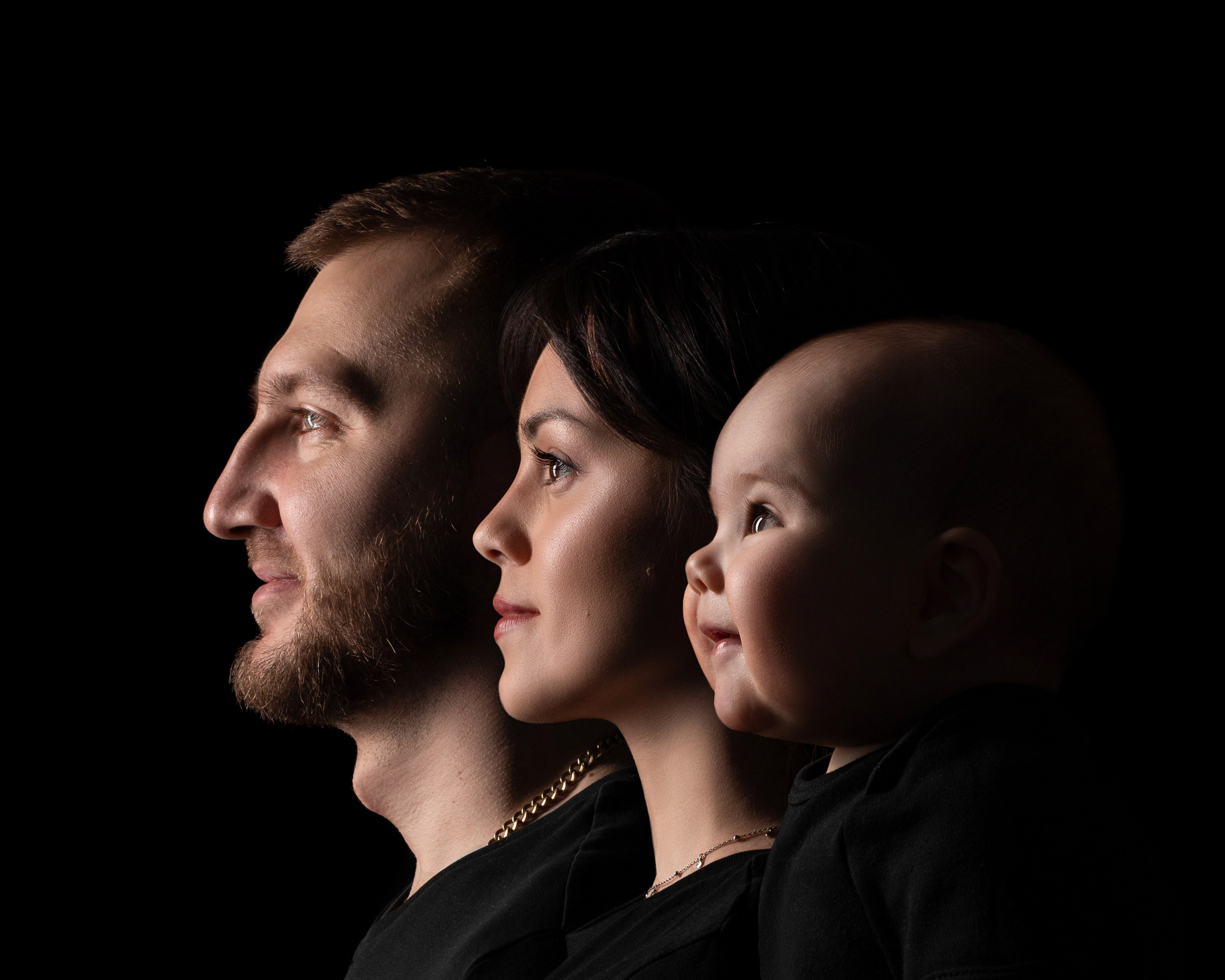 Портрет на черном фоне. Фотограф беременности Черникова Анна. Тюмень