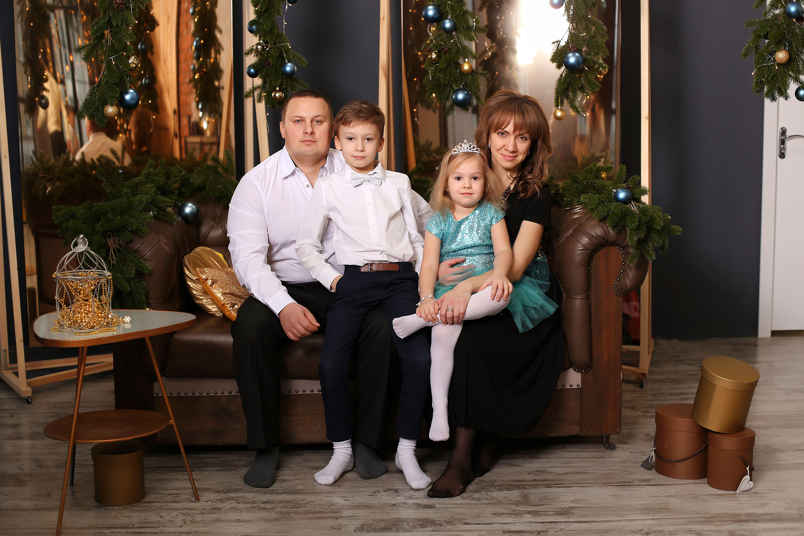 Семейная фотосессия в студии. Семейный и детский фотограф в Волгограде Серкибаева Ирина