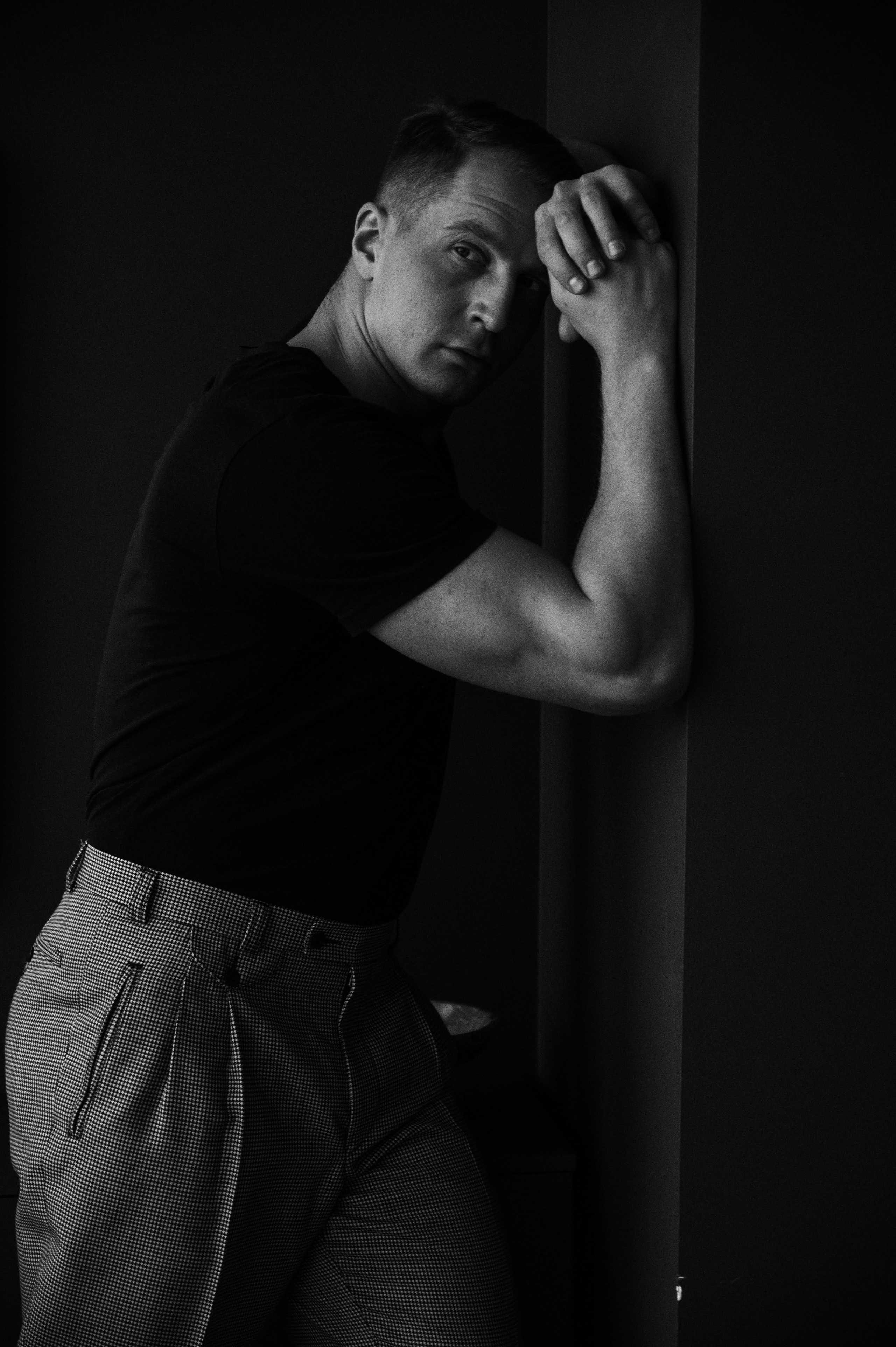 Андрей. Профессиональный фотограф беременности в СПБ. Стильные фотосессии беременности в стиле минимализм и классическая фотография