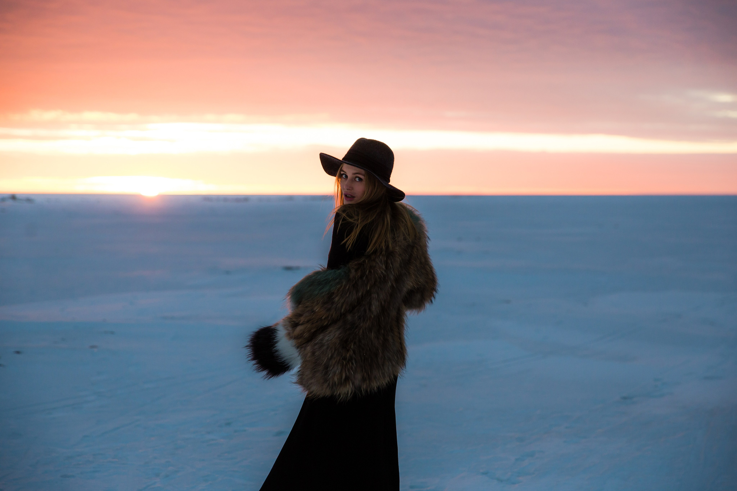 Девушка на берегу Финского залива на закате портрет