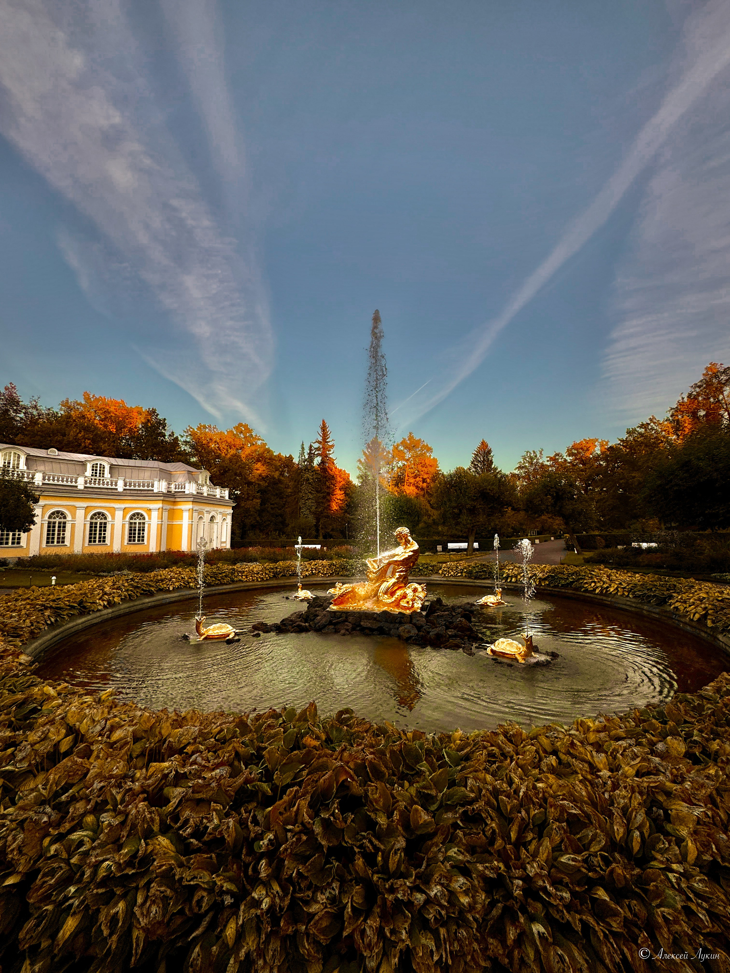 Осенний Петергоф, фонтаны в парке.
