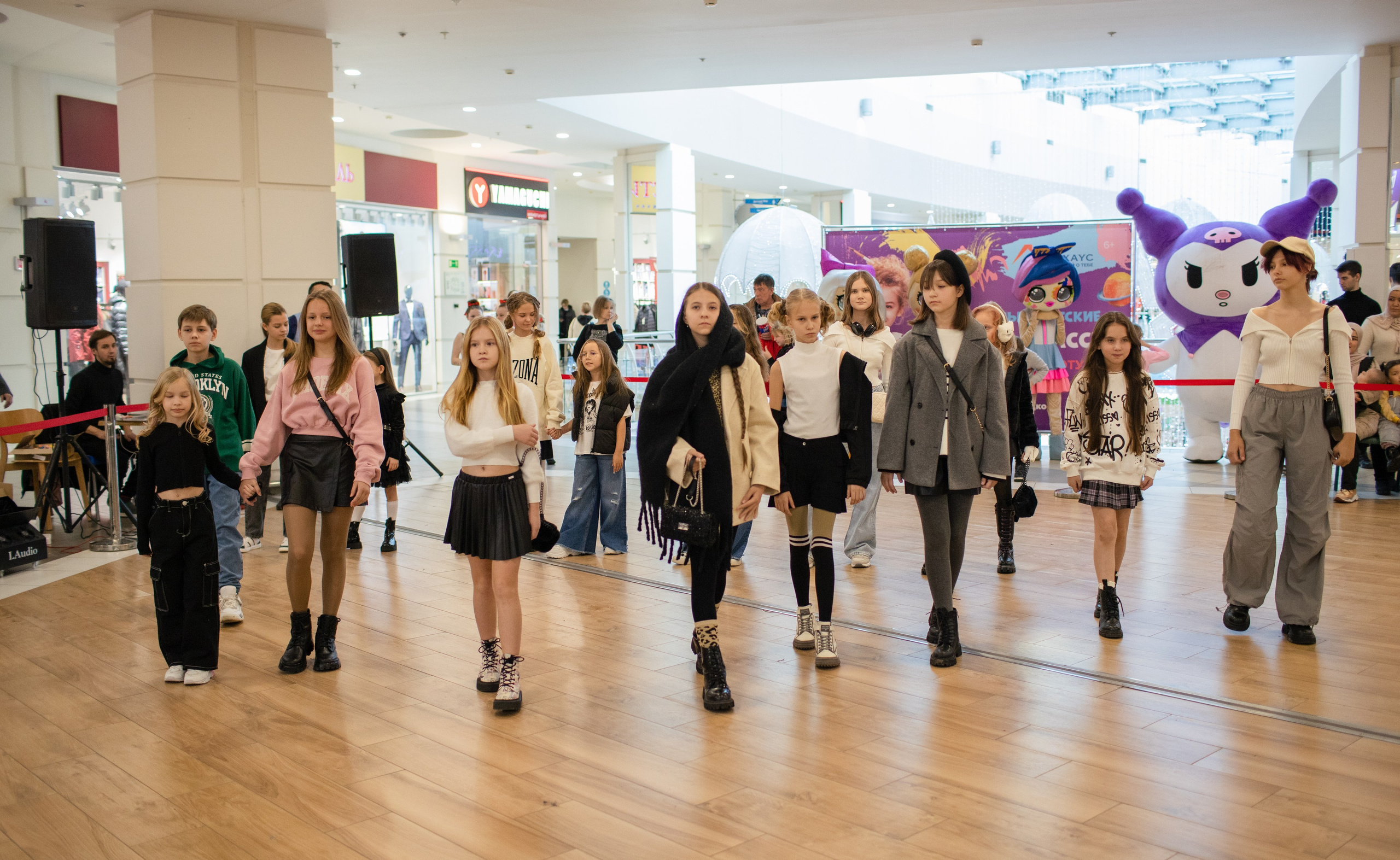 Показ наших моделей в ТЦ Парк Хаус. Международное модельное материнское агентство «Open models»