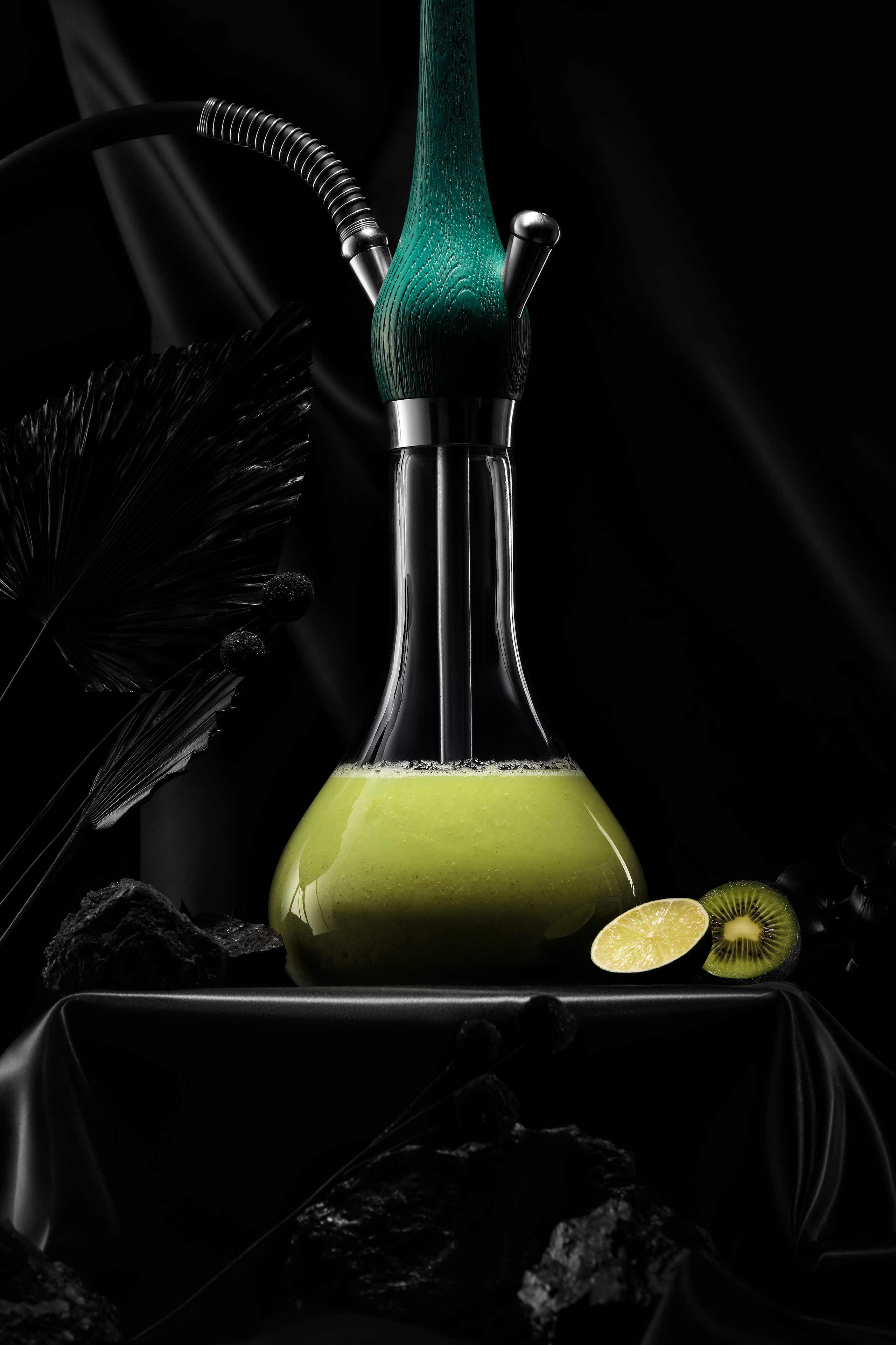 Профессиональная студийная съёмка кальяна с киви и лаймом, насыщенный зелёный цвет колбы, минимализм и акцент на чистоте формы, для каталога бренда.