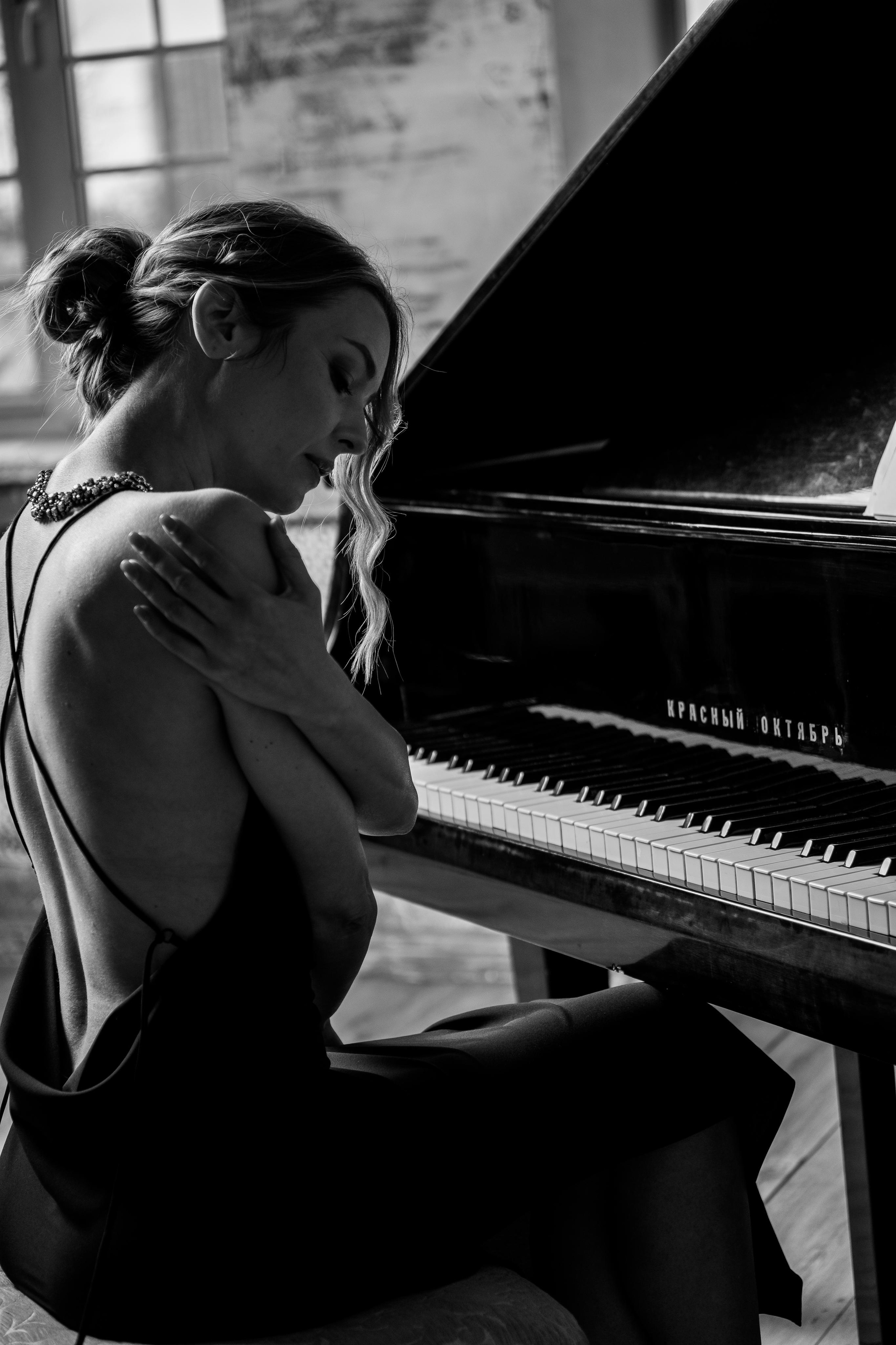 Девушка играет на рояле черно-белая фотография